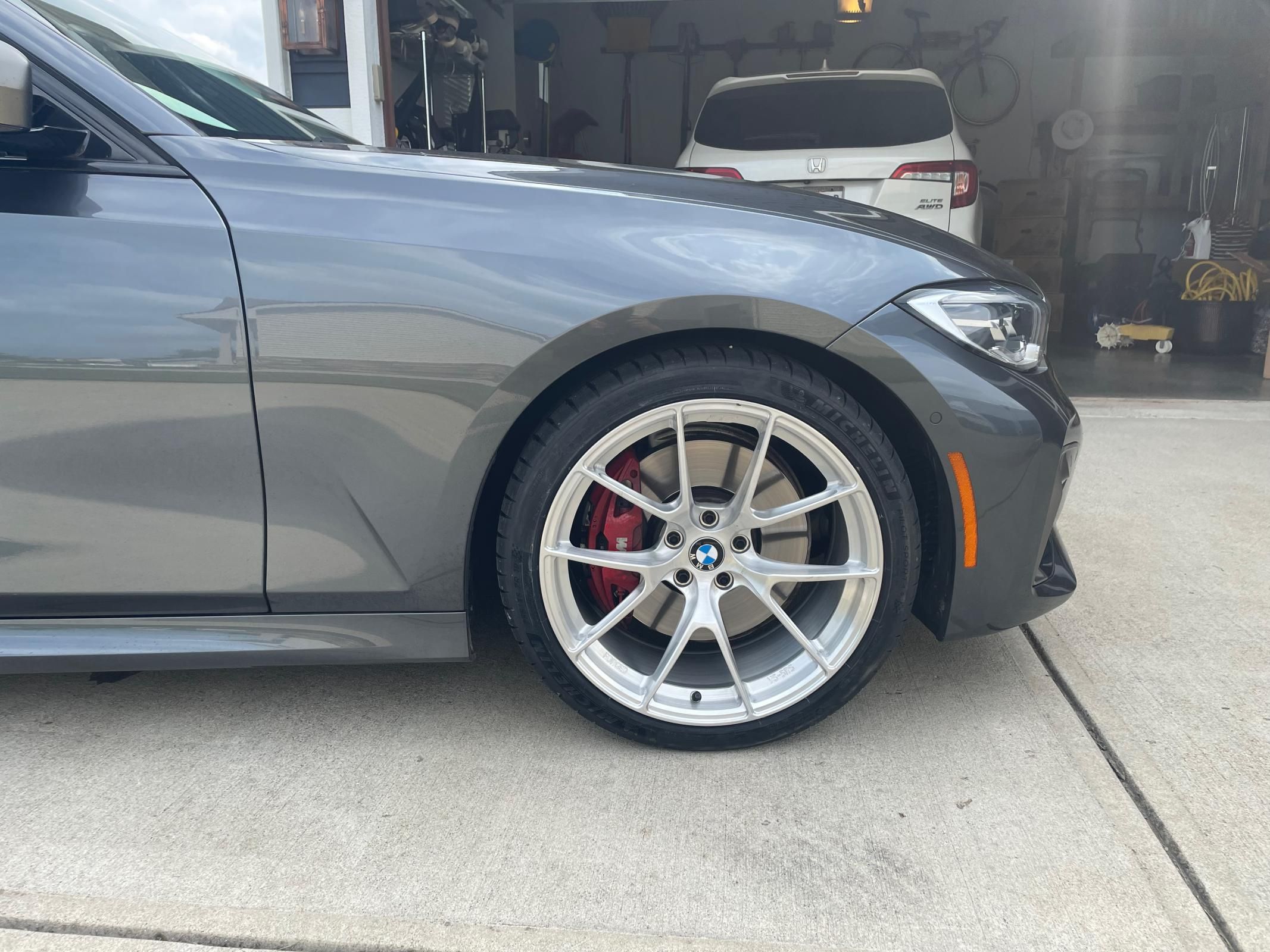 Grey BMW G20 Sedan 3 Series with 19" VS-5RS Apex wheels in Brushed Clear