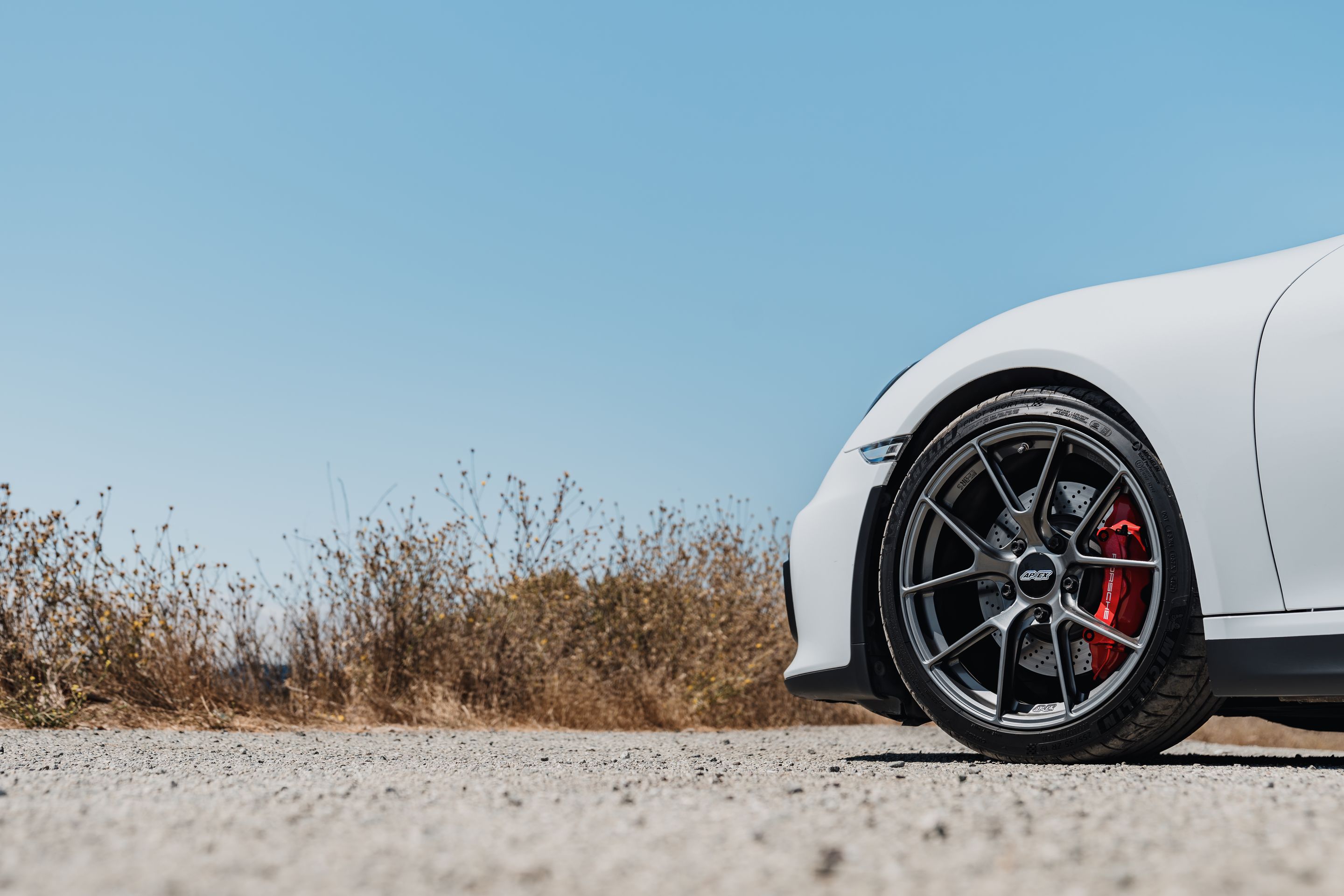 White Porsche 981 Spyder with 19" VS-5RS Apex wheels in Anthracite