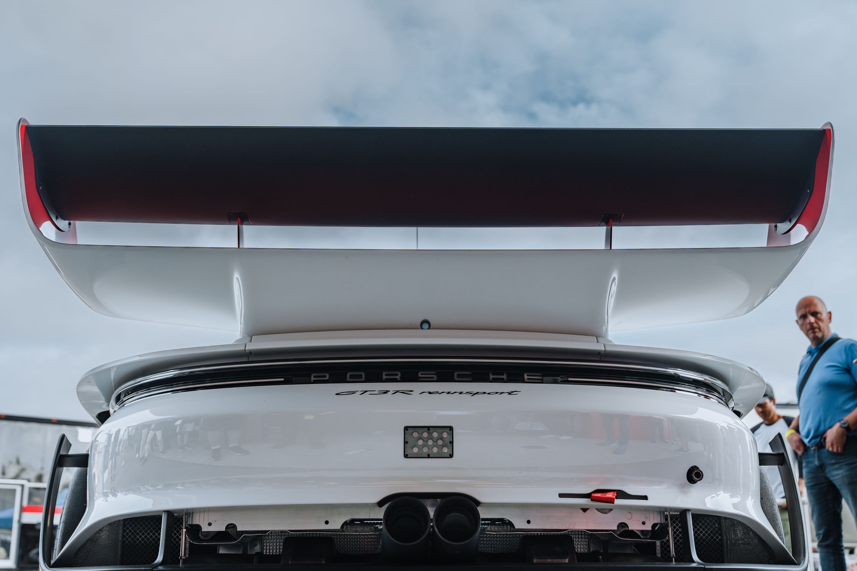 White Porsche 911 996 GT2 with 18" EC-7RS Apex wheels in Anthracite
