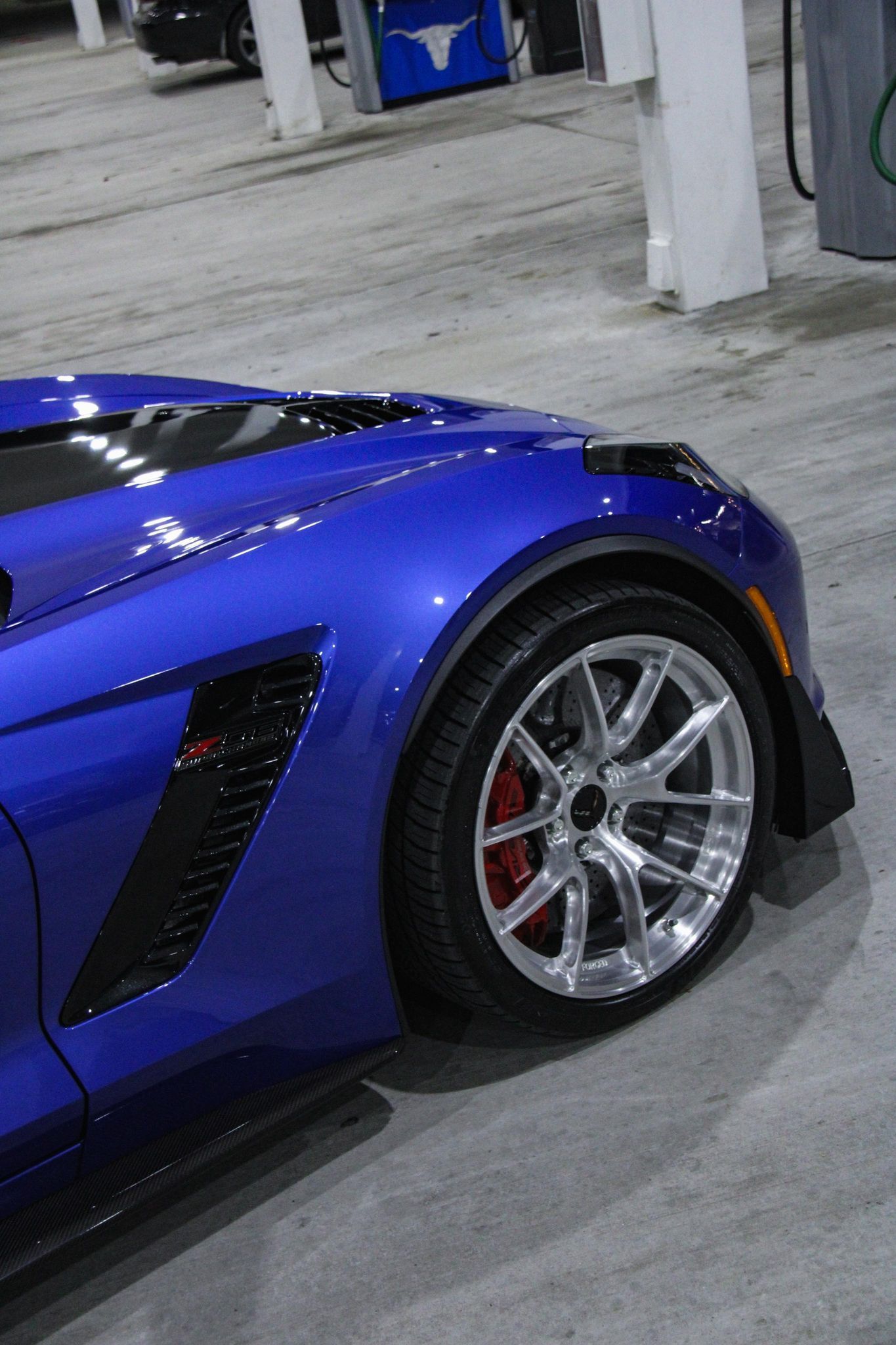Blue Chevrolet C7 Corvette Z06 with 19"/20" VS-5RS Apex wheels in Brushed Clear