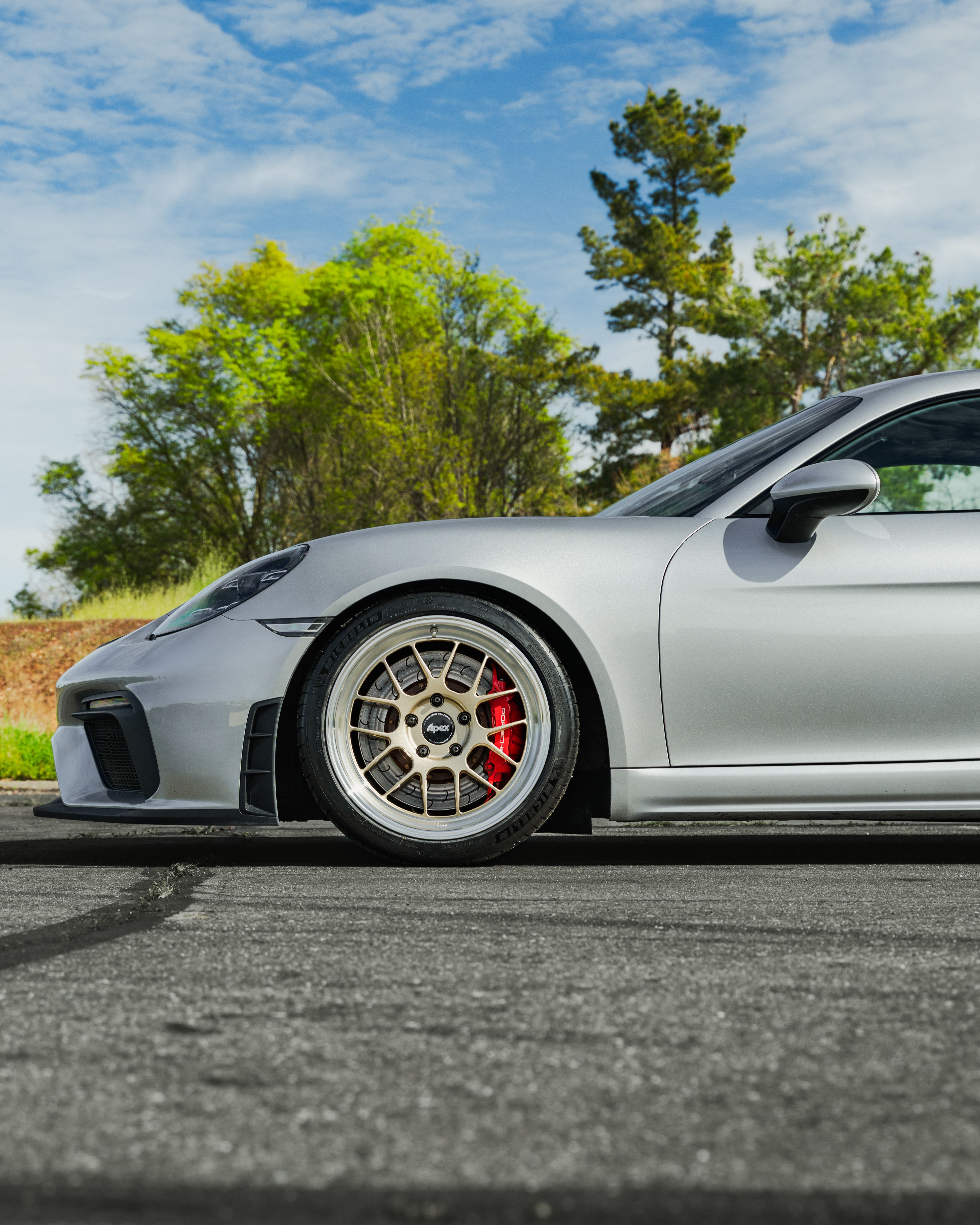 Porsche 718 Cayman GT4 with 19