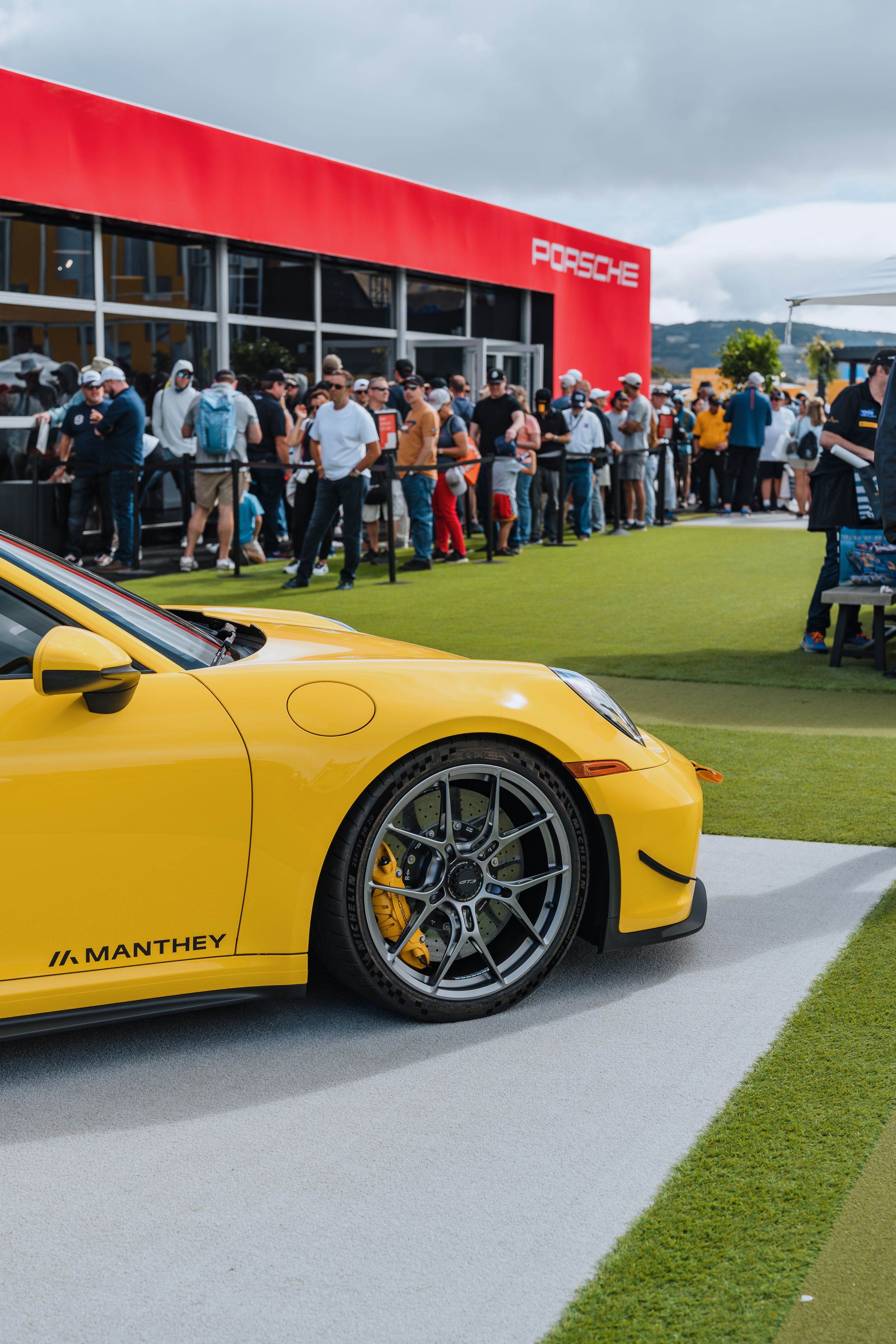 White Porsche 911 996 GT2 with 18" EC-7RS Apex wheels in Anthracite