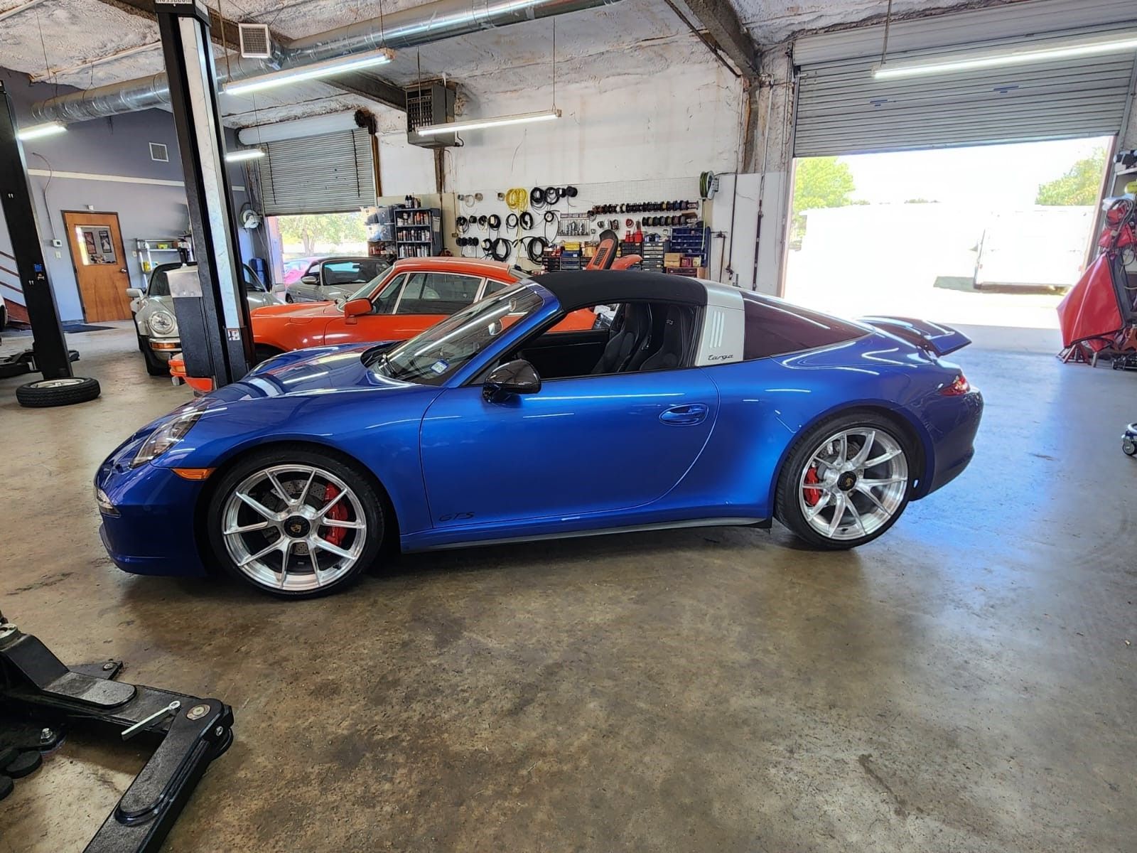 Blue Porsche 911 991.1 Targa 4 GTS with 20" VS-5RS Apex wheels in Brushed Clear