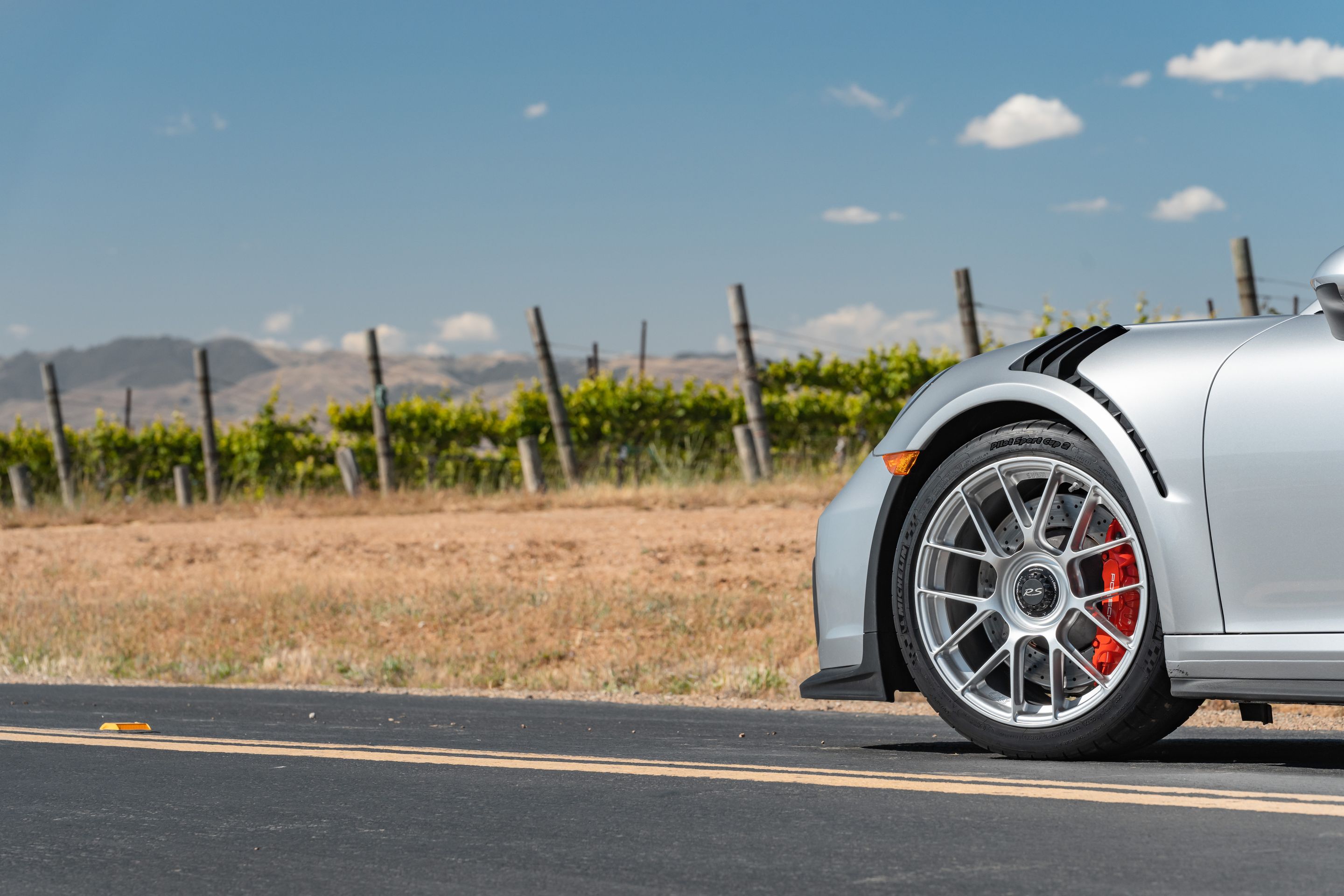 Silver Porsche 911 991.2 GT3 RS with 19" EC-7RS Apex wheels in Race Silver