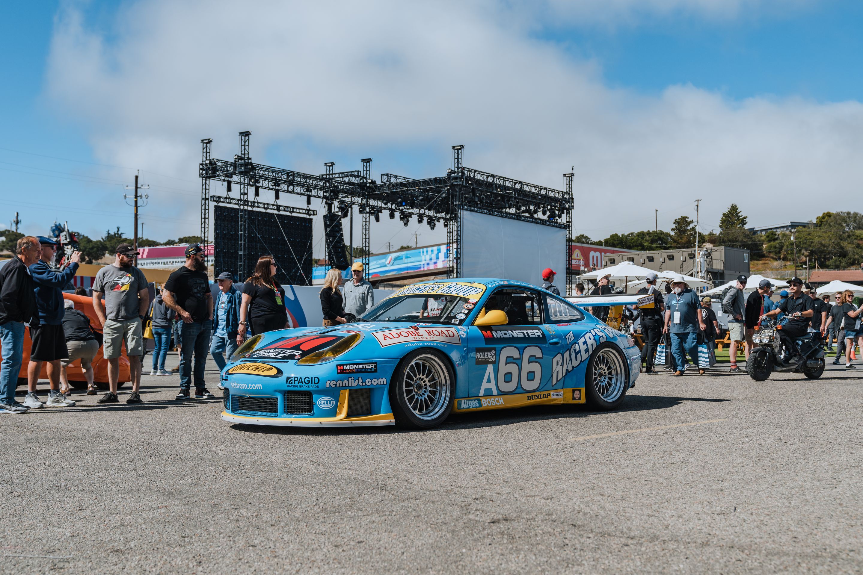 White Porsche 911 996 GT2 with 18" EC-7RS Apex wheels in Anthracite