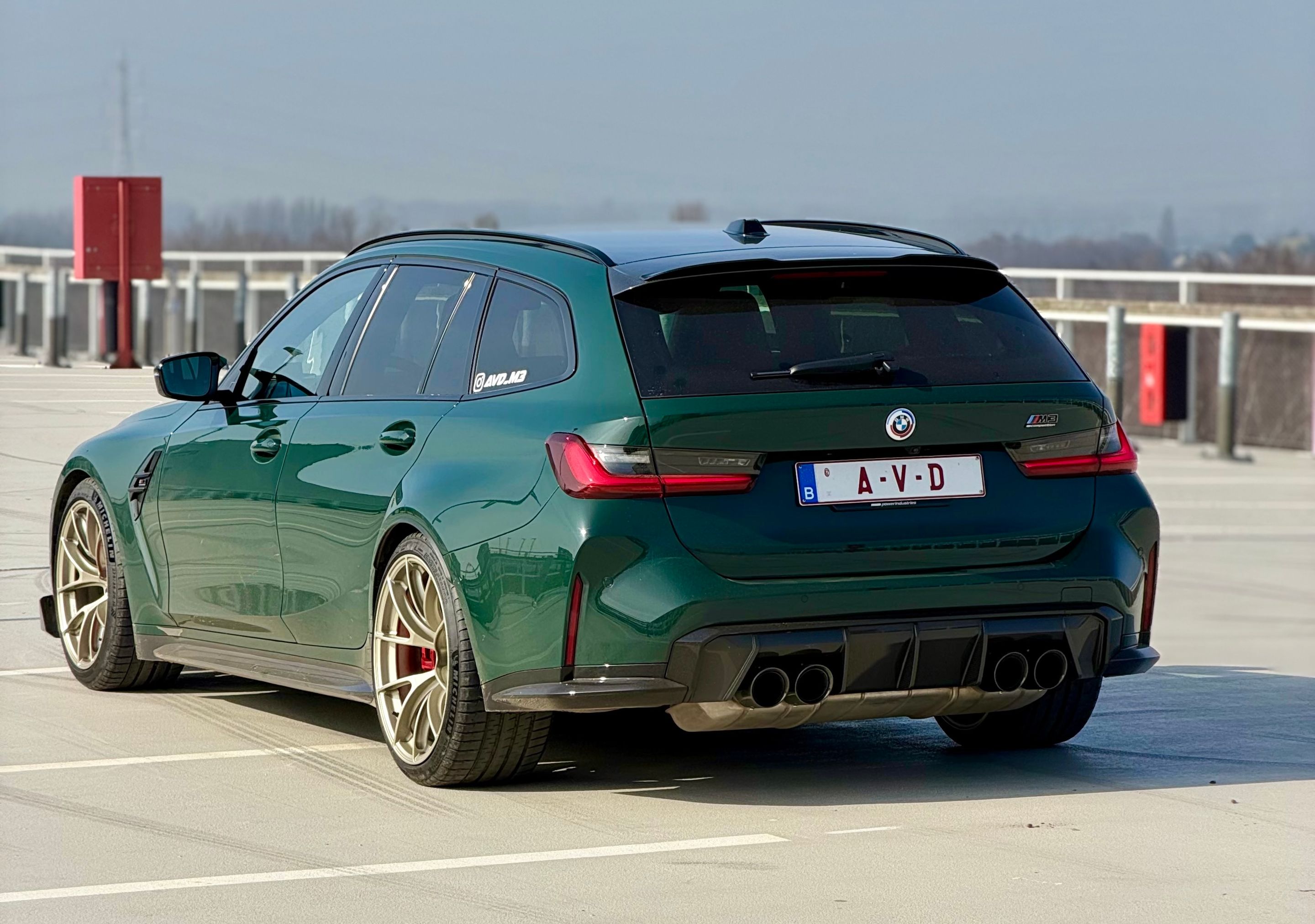 Green BMW G80 M3 with 19"/20" VS-5RS Apex wheels in Motorsport Gold