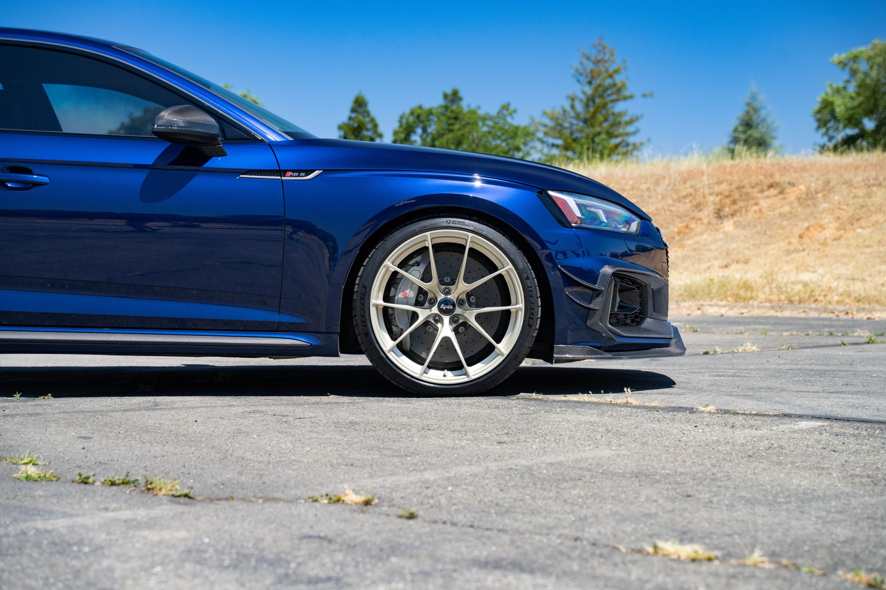 Blue Audi B9 RS 5 Sportback with 20" VS-5RS Apex wheels in Motorsport Gold