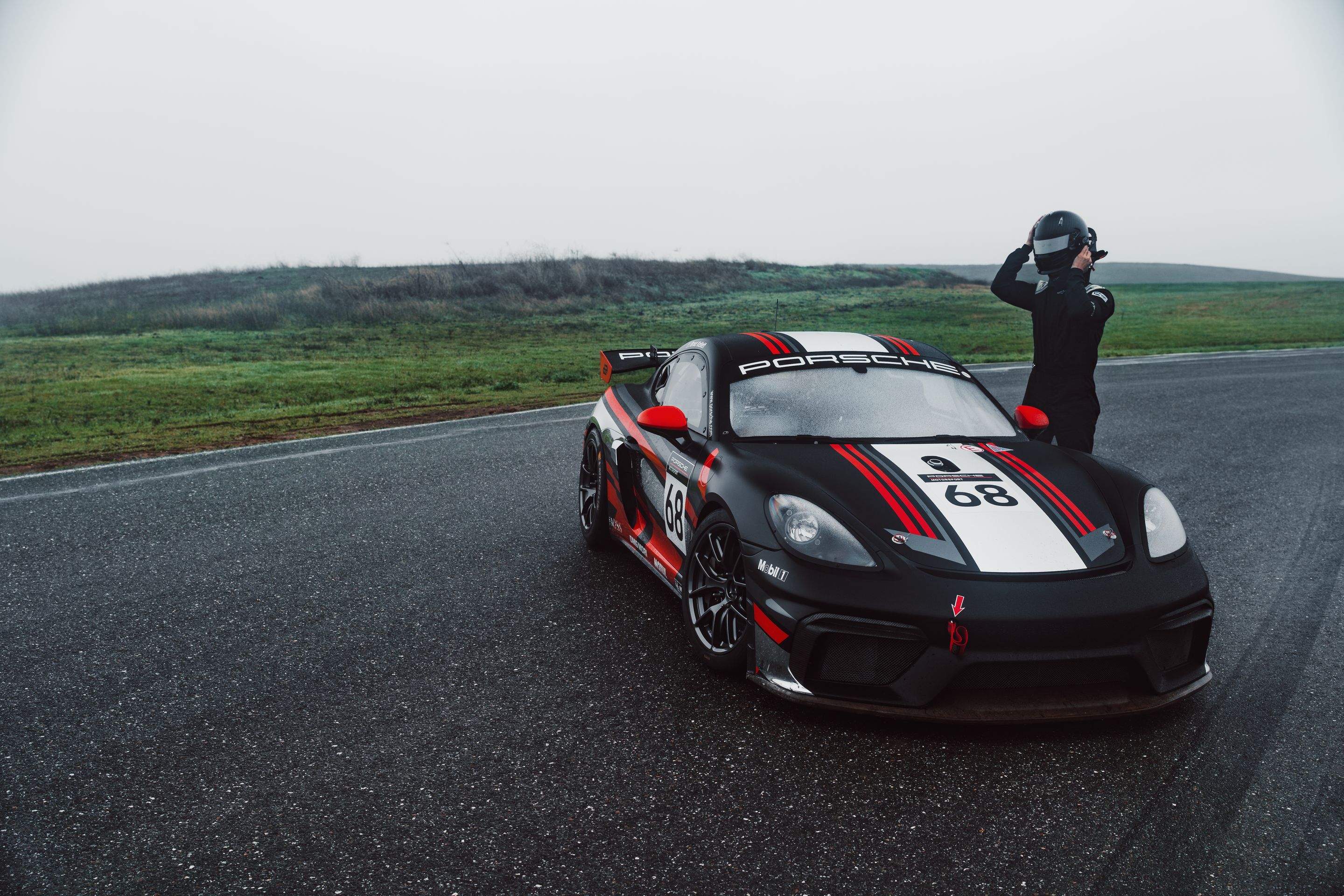 Black Porsche 718 Cayman GT4 Clubsport with 18" VS-5RE Apex wheels in Anthracite