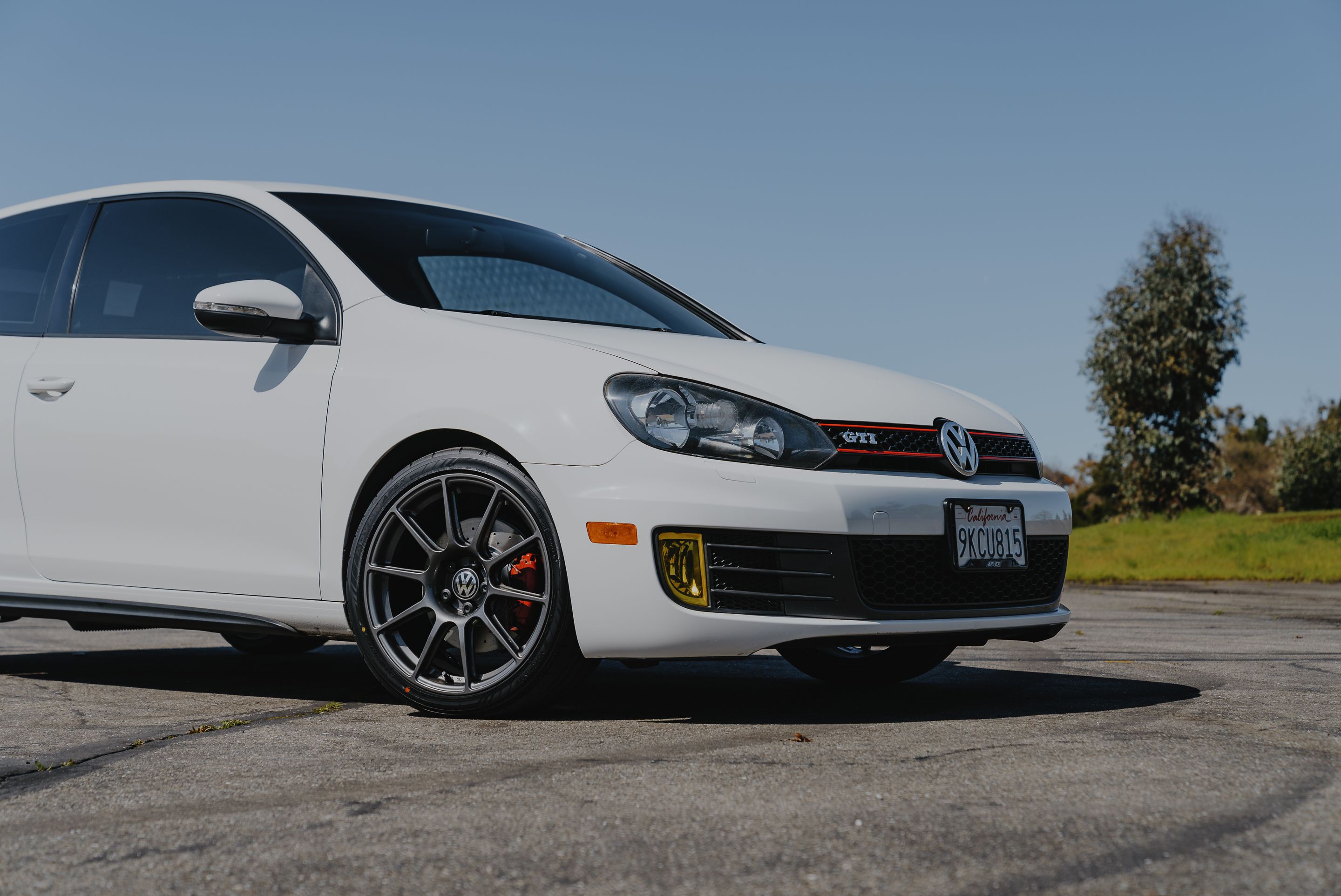 White VW MK6 GTI with 18" SM-10 Apex wheels in Anthracite