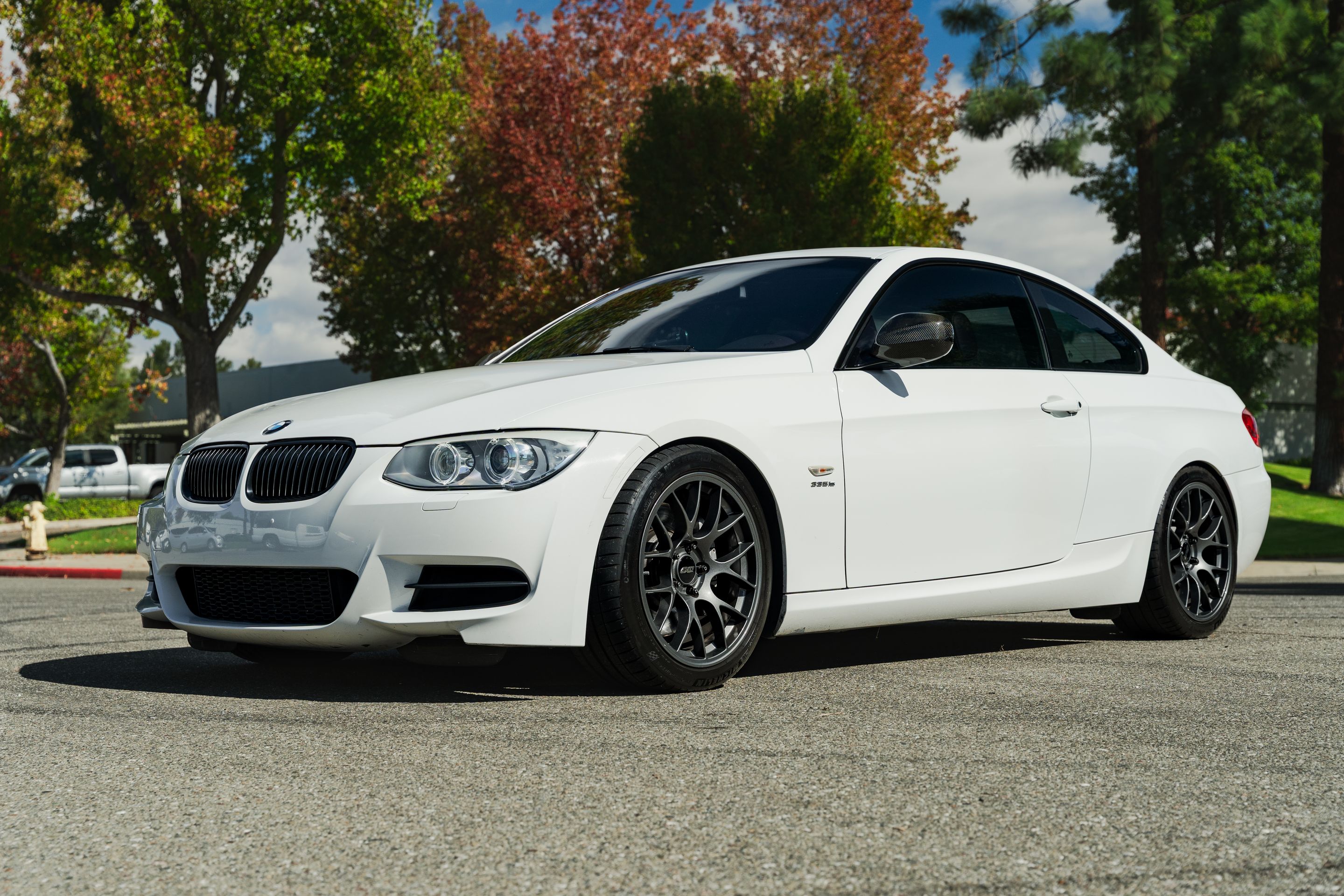 White BMW E92 Coupe 3 Series with 18" EC-7 Apex wheels in Anthracite