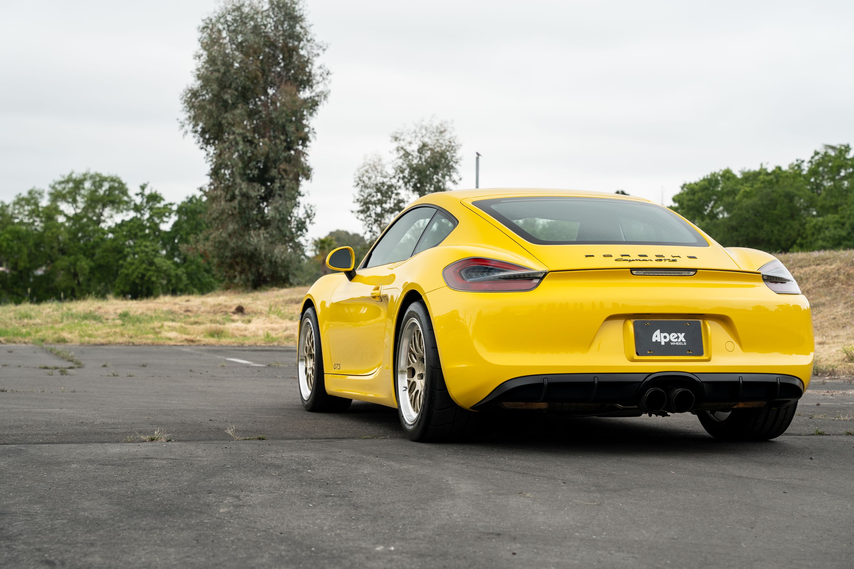 Yellow Porsche 981 Cayman GTS with 18" ML-10RT Apex wheels in Machined Lip Gloss Motorsport Gold