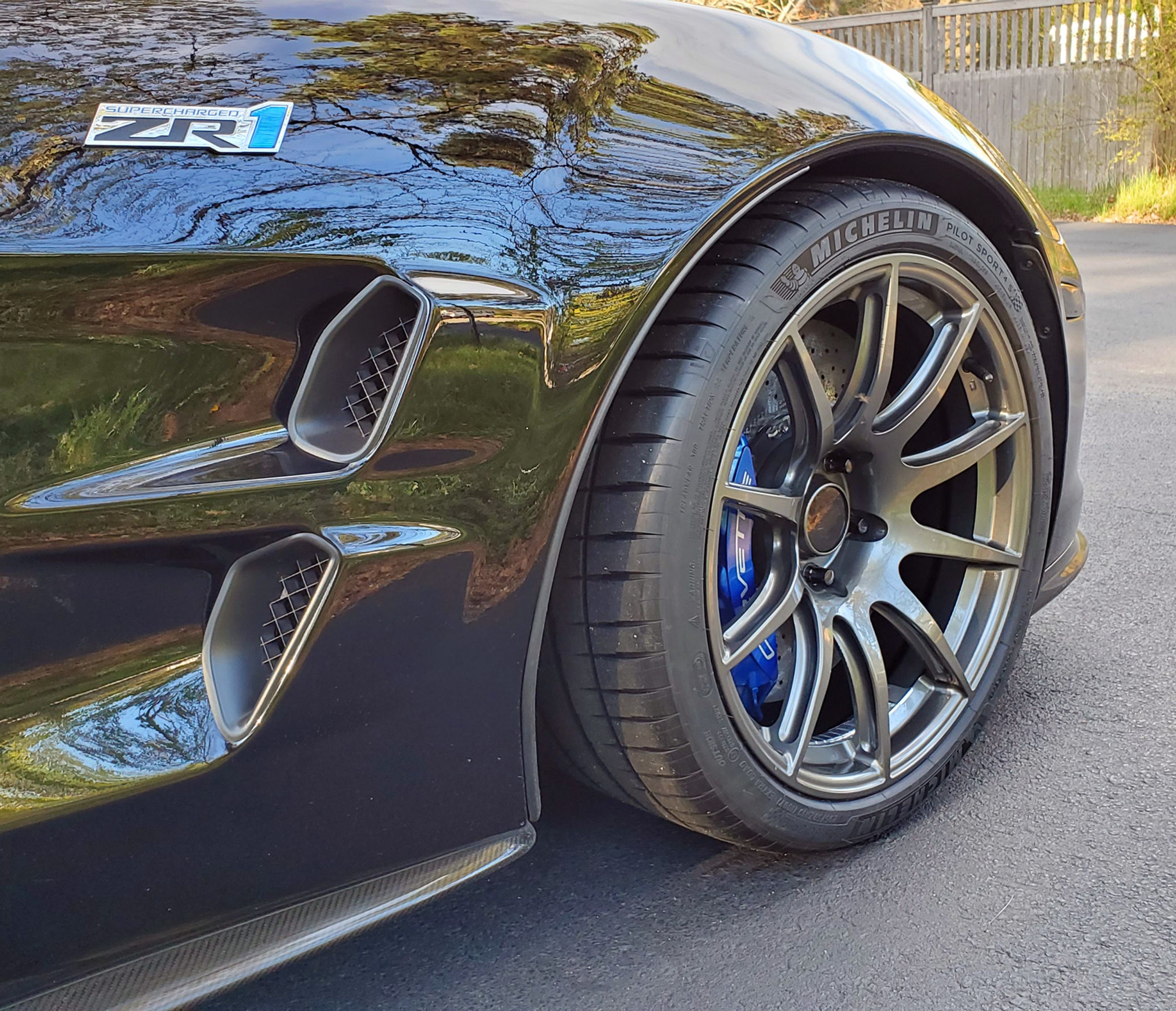 Black Chevrolet C6 Corvette ZR-1 with 19" SM-10 Apex wheels in Anthracite