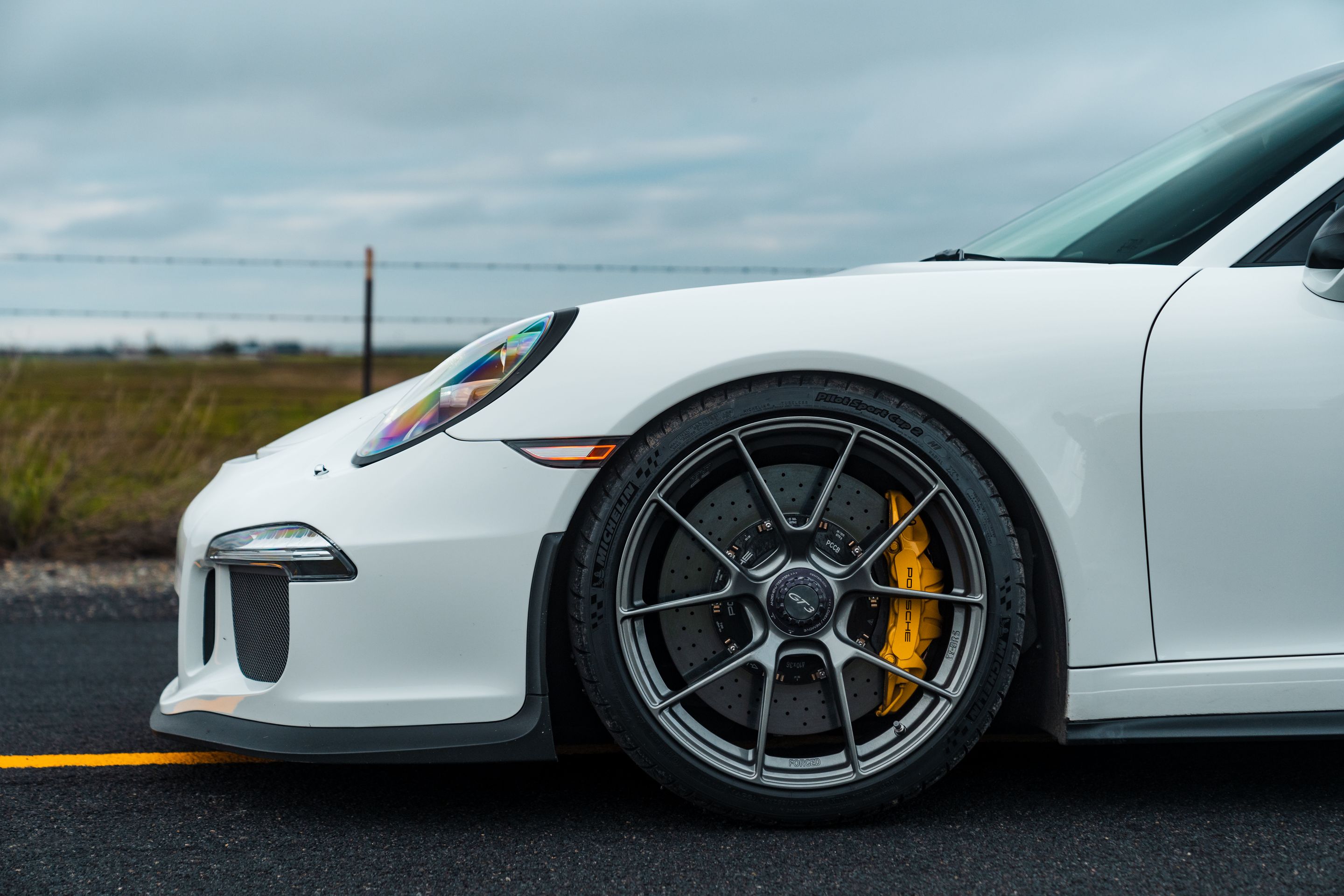 White Porsche 911 991.1 GT3 with 20" VS-5RS Apex wheels in Anthracite