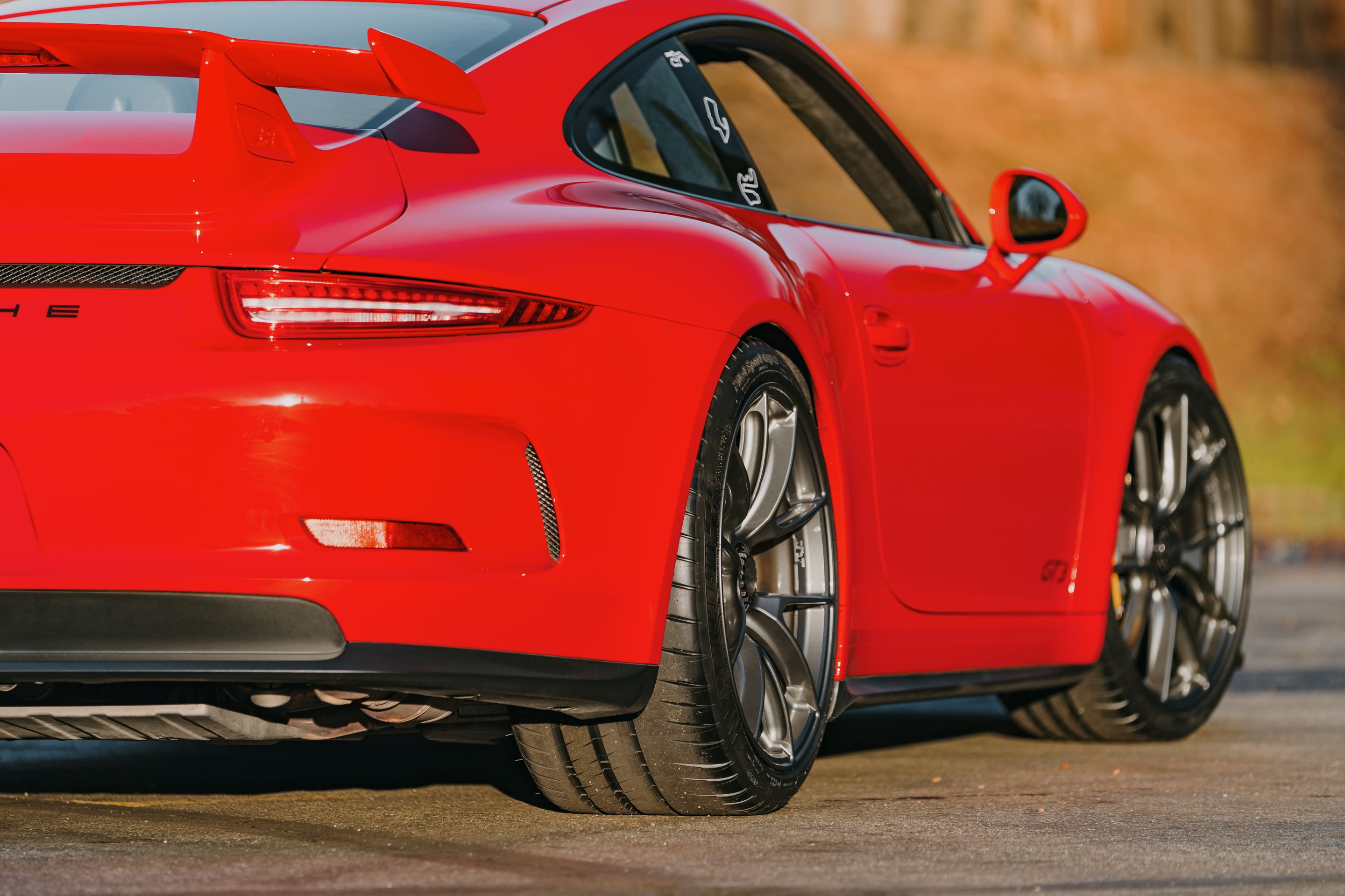 Red Porsche 911 991.1 GT3 with 20" VS-5RS Apex wheels in Anthracite