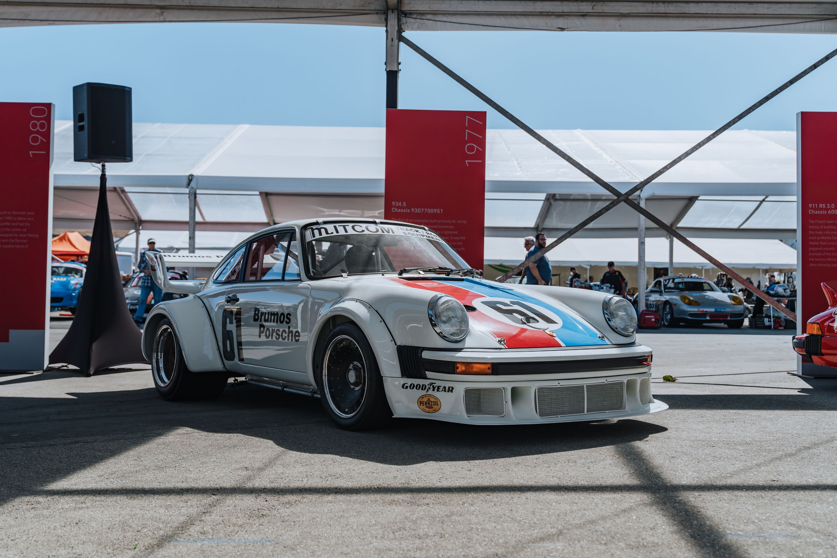 White Porsche 911 996 GT2 with 18" EC-7RS Apex wheels in Anthracite