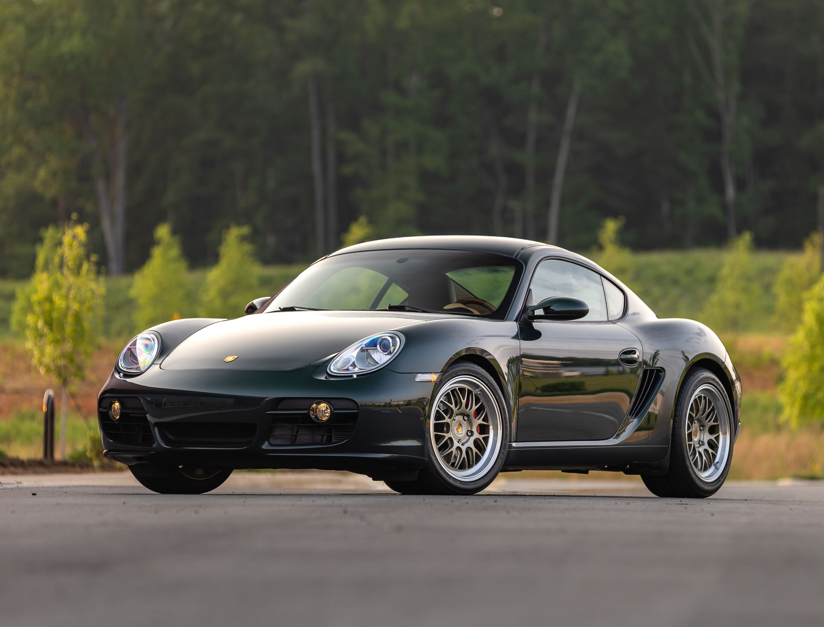 Green Porsche 987 Cayman S with 18" ML-10RT Apex wheels in Machined Lip Gloss Motorsport Gold