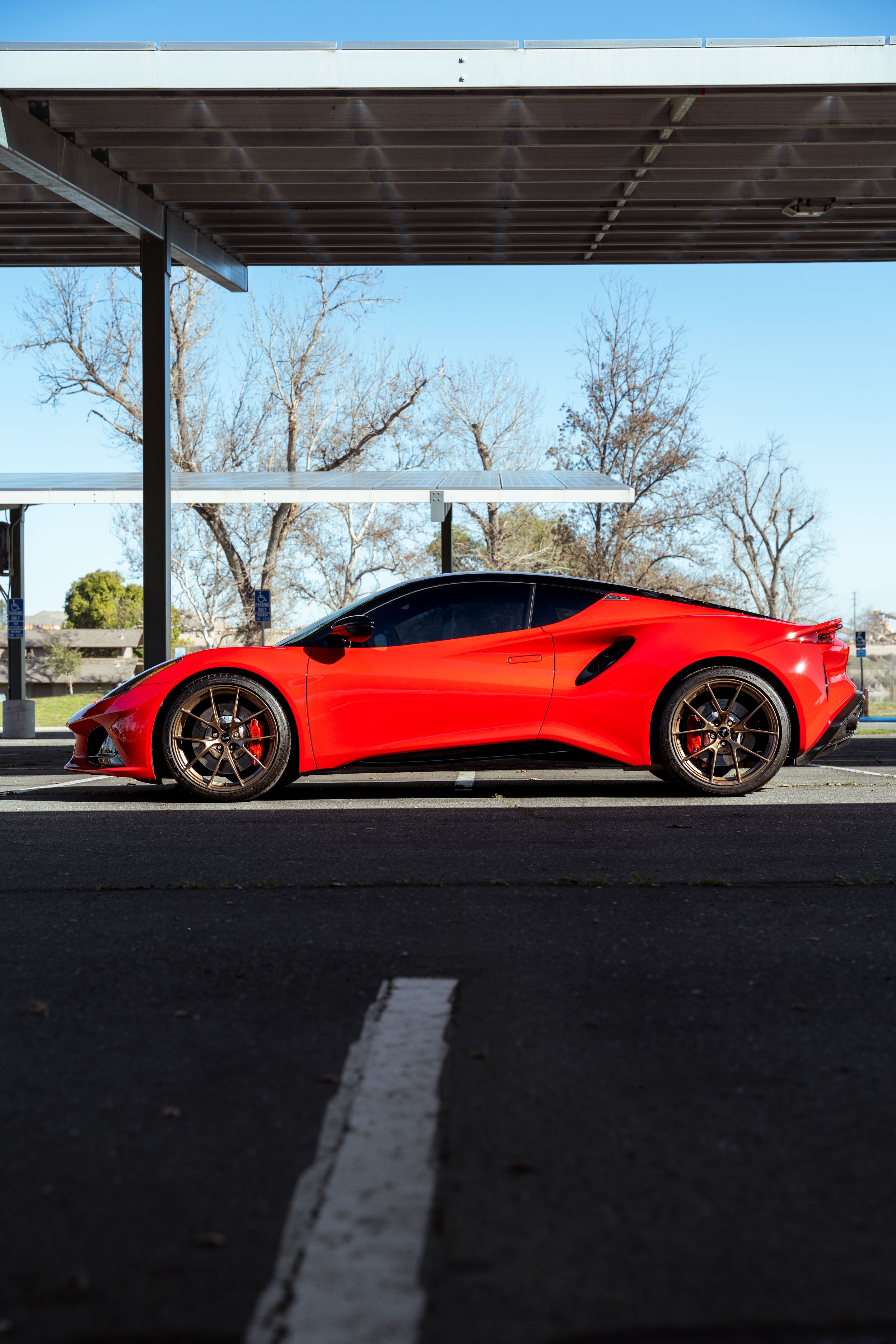 Red Lotus Emira with 20" VS-5RS Apex wheels in Anthracite