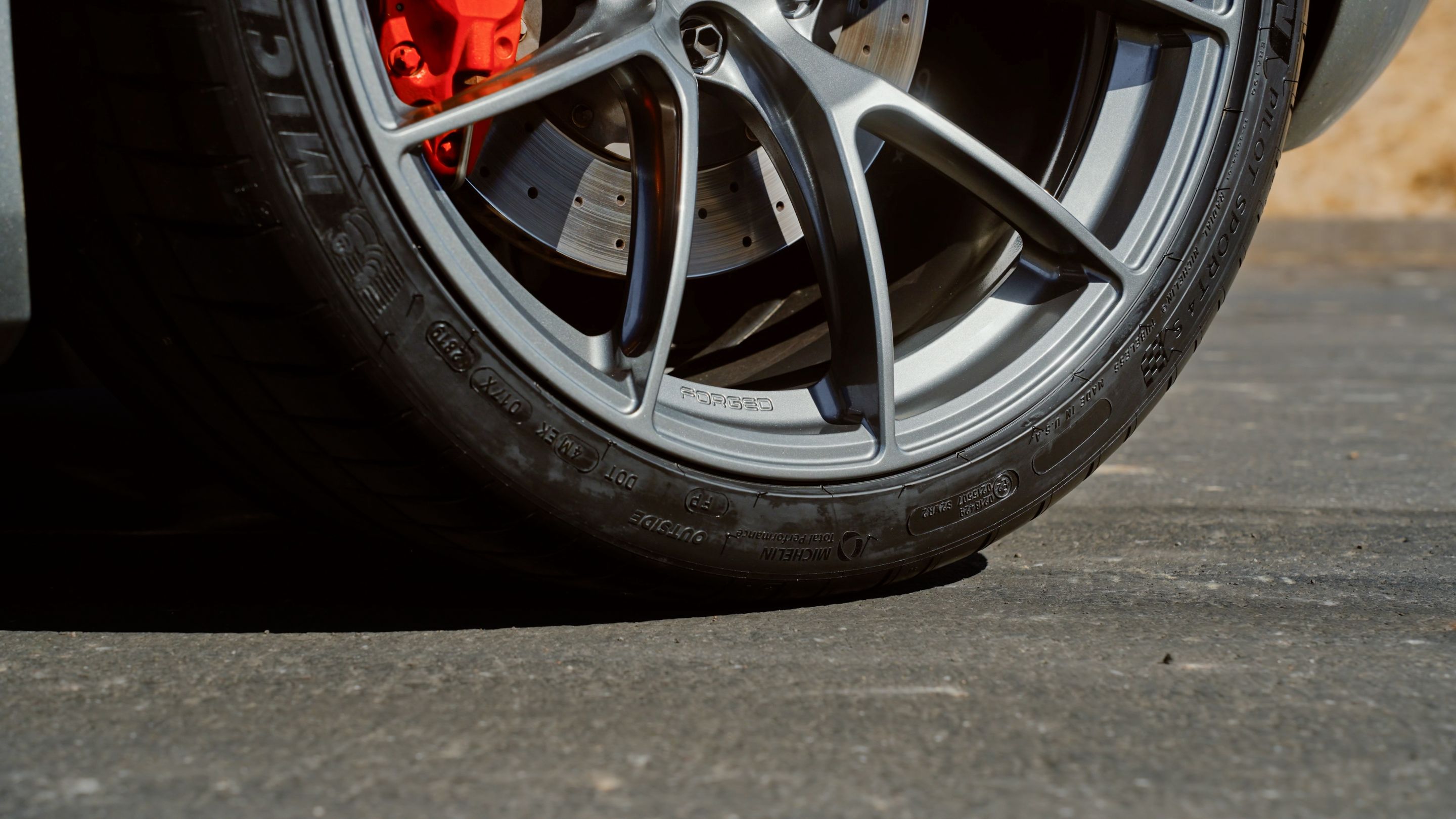 Silver McLaren MP4-12C with 19"/20" VS-5RS Apex wheels in Anthracite