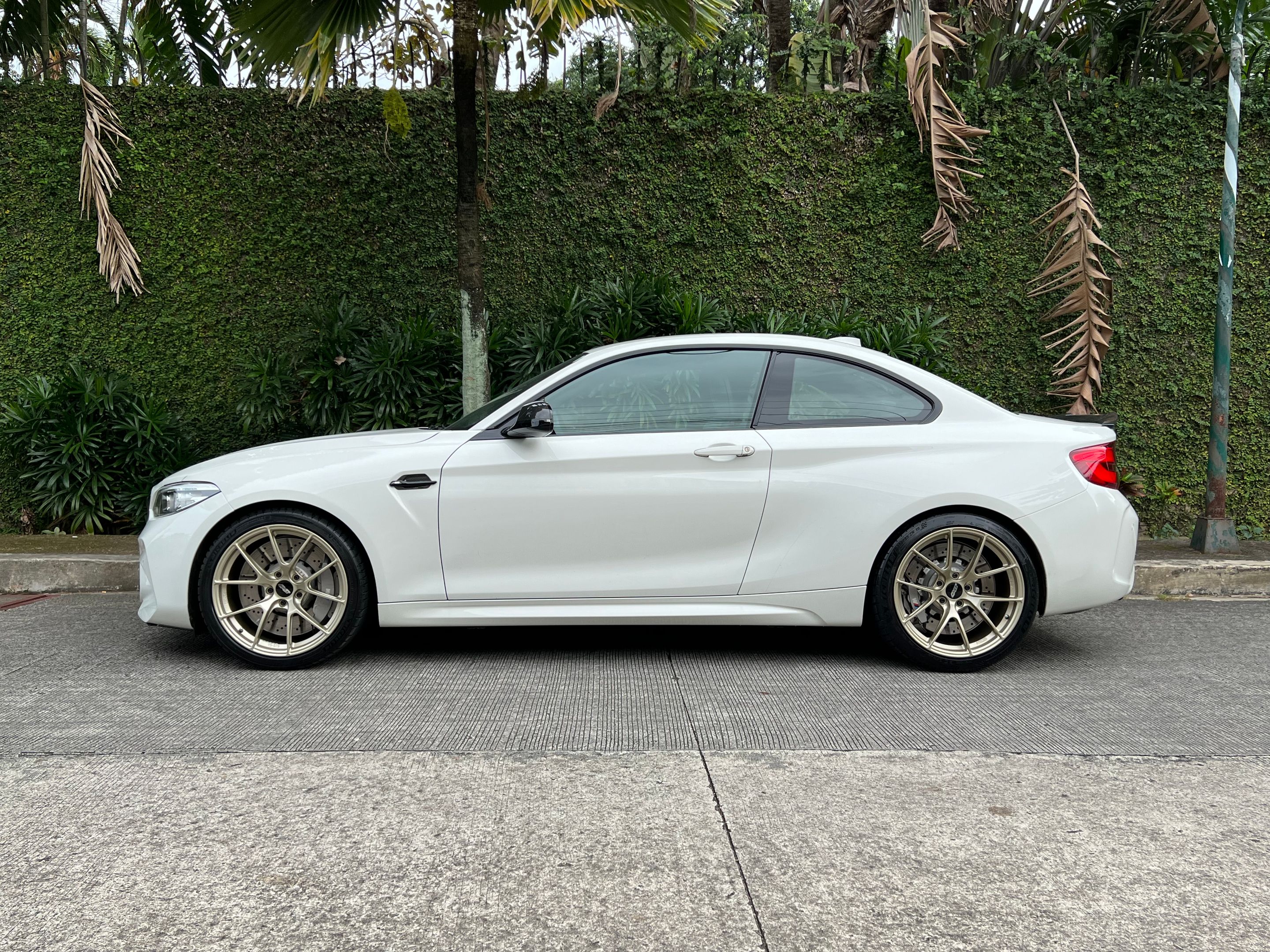 White BMW F87 M2 with 19" VS-5RS Apex wheels in Motorsport Gold