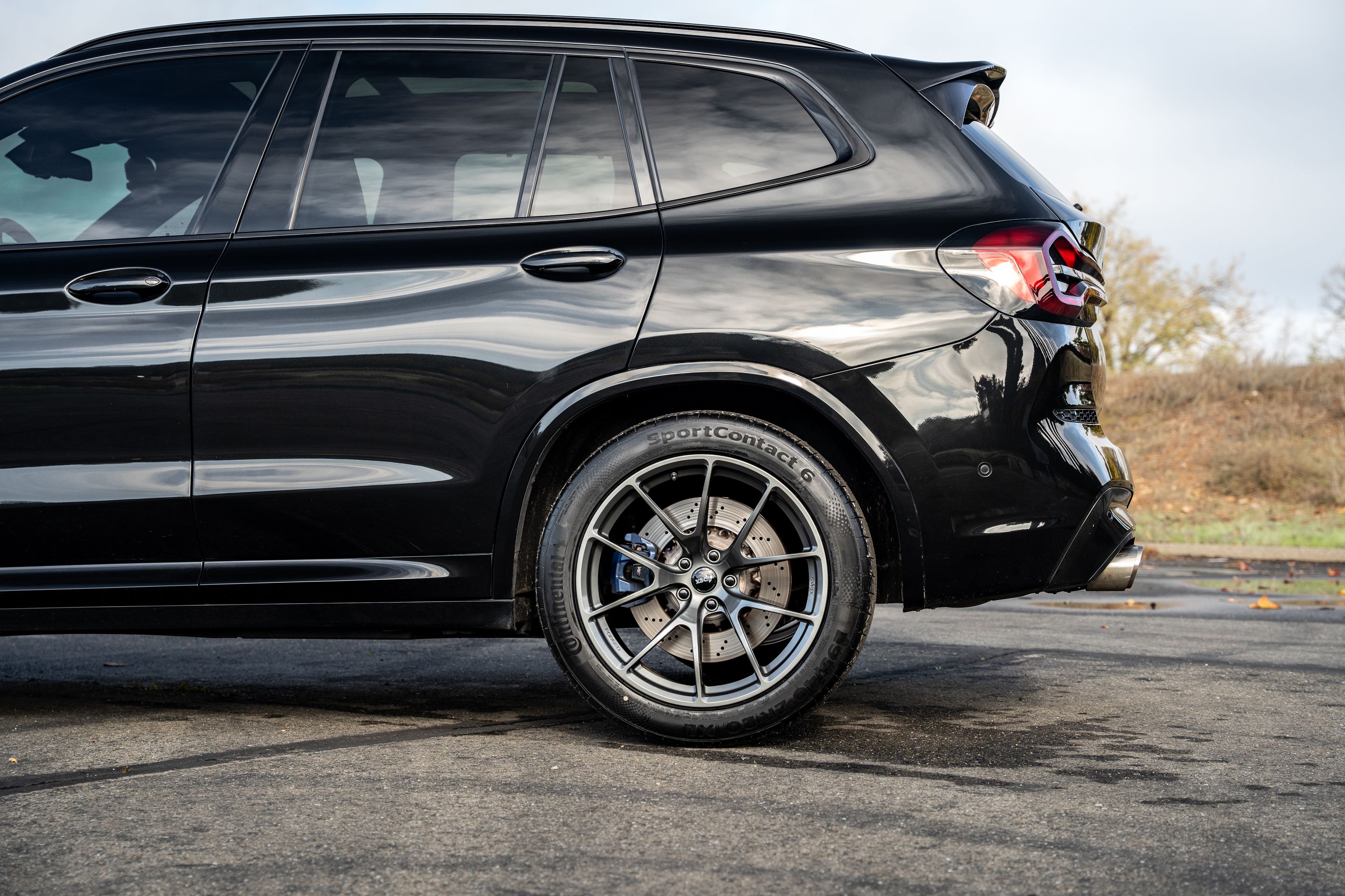 Black BMW F97 X3M with 20" VS-5RX Apex wheels in Anthracite
