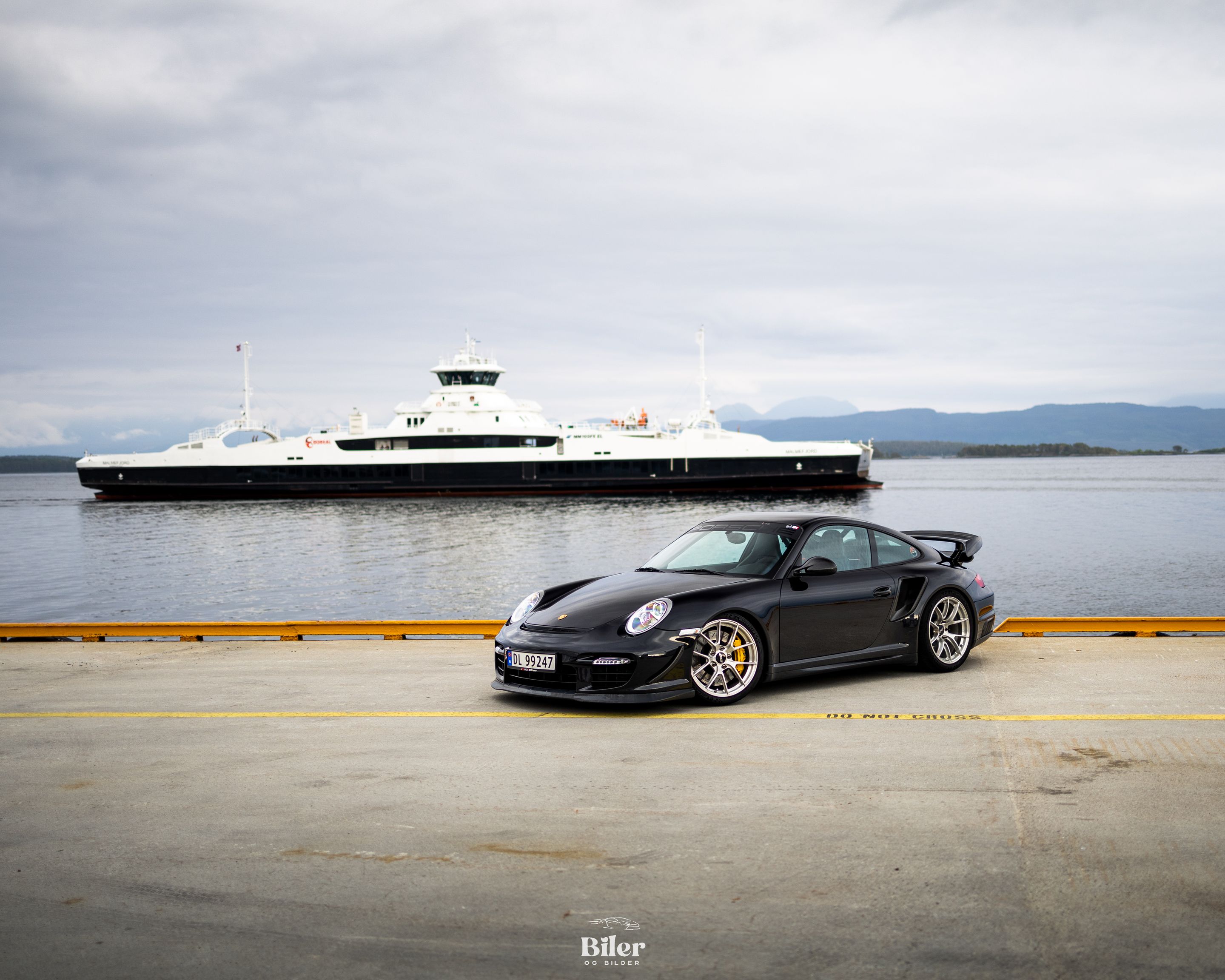 Black Porsche 911 997 GT2 with 19" VS-5RS Apex wheels in Brushed Clear