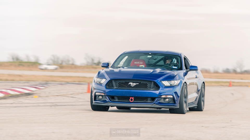 Blue Ford S550 Mustang GT with 18" EC-7 Apex wheels in Anthracite