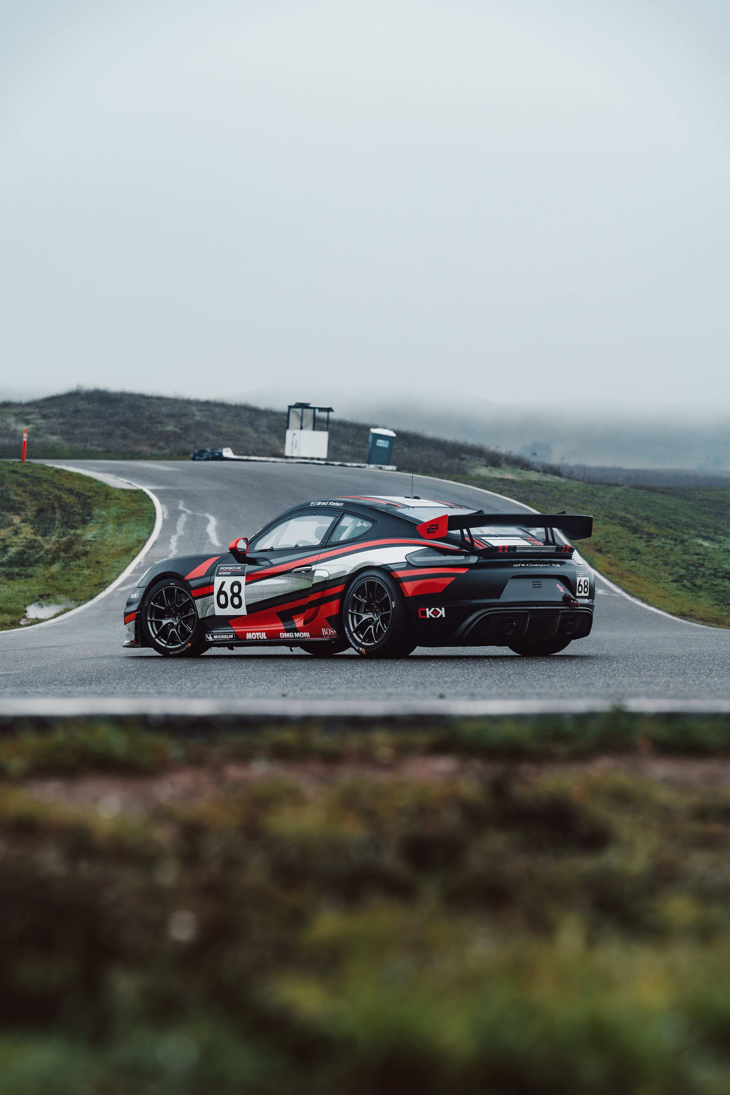 Black Porsche 718 Cayman GT4 Clubsport with 18" VS-5RE Apex wheels in Anthracite
