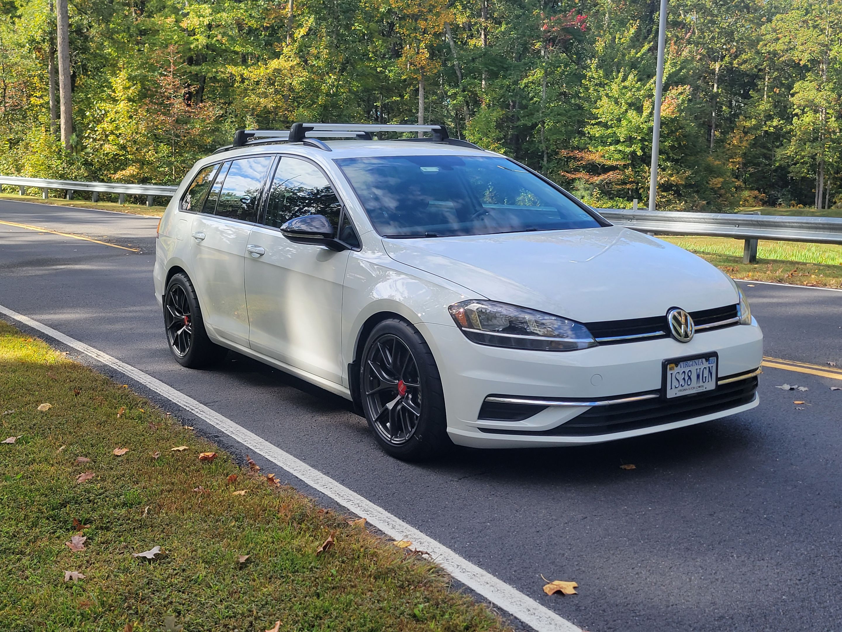 White VW MK7 Alltrack/SportWagen Golf SportWagen with 17" VS-5RS Apex wheels in Anthracite