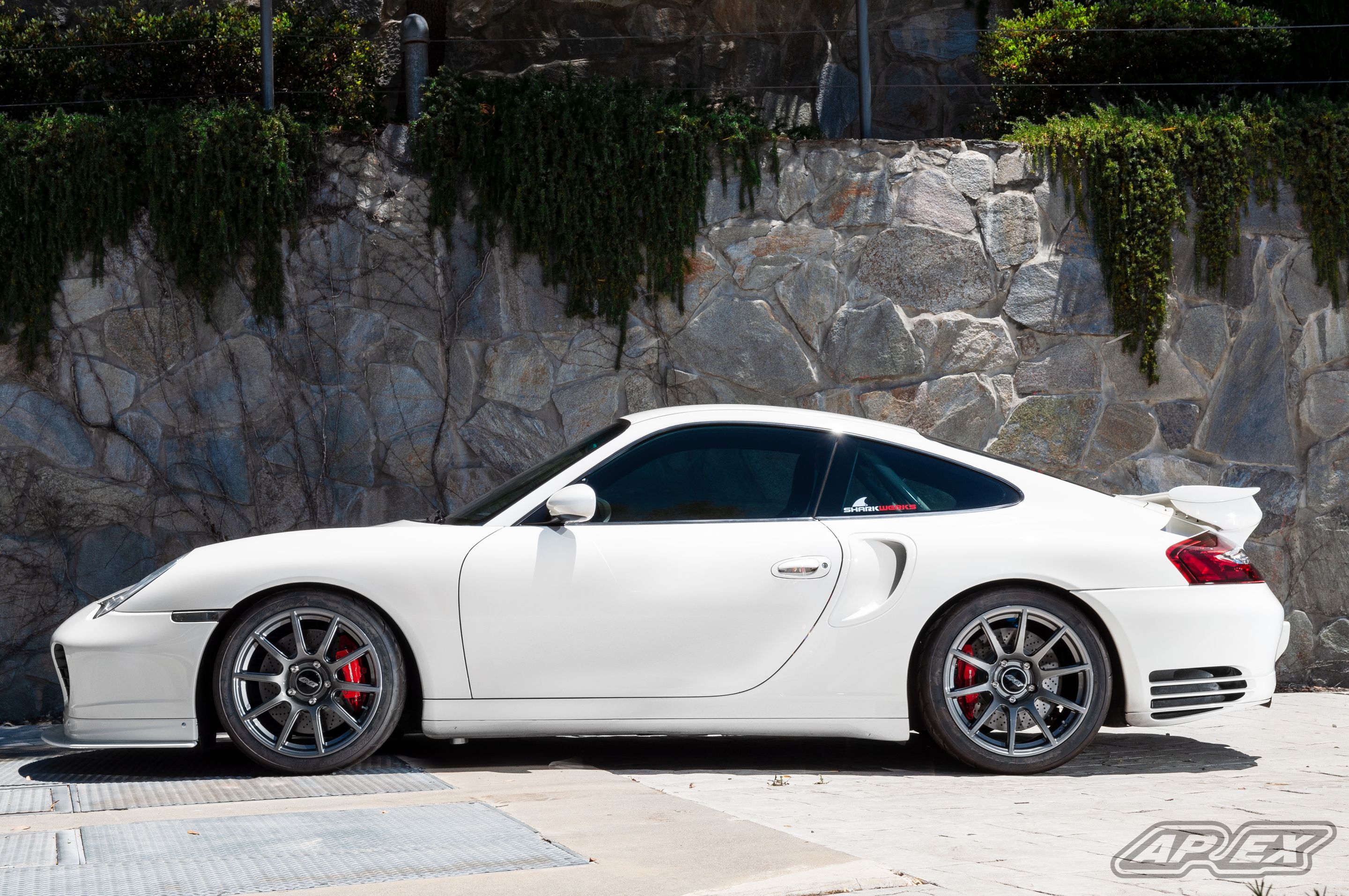 White Porsche 911 996 Turbo with 18" SM-10 Apex wheels in Anthracite