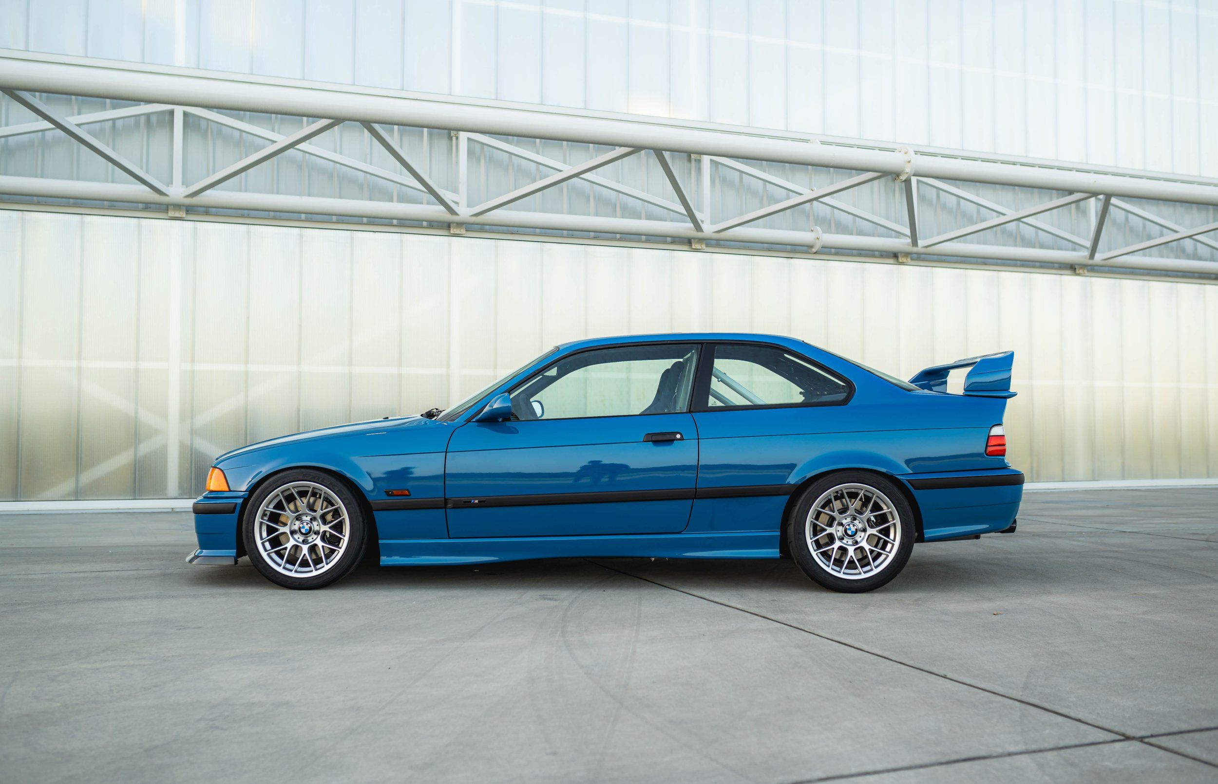 Blue BMW E36 M3 with 17" ARC-8 Apex wheels in Hyper Silver