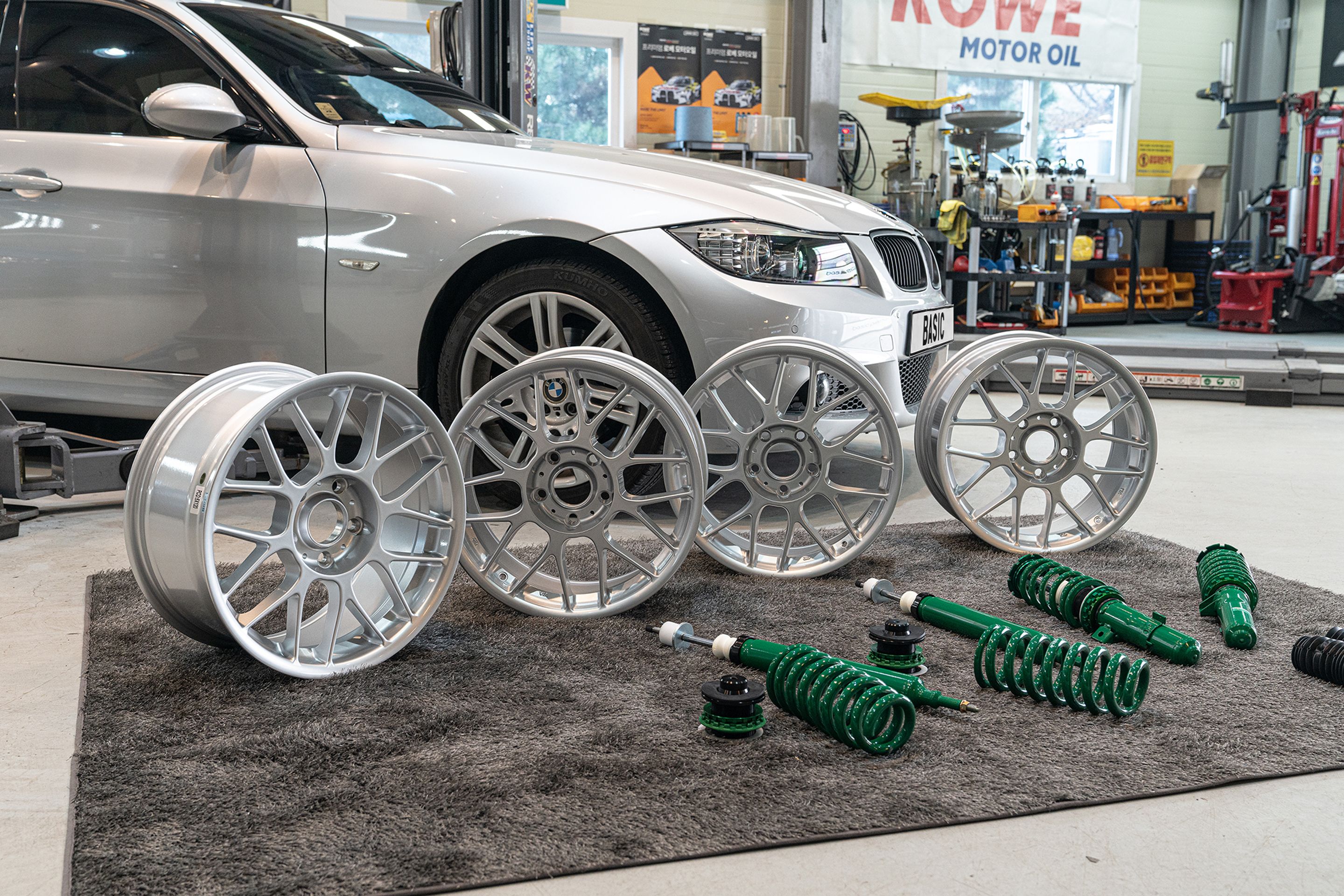 Silver BMW E90 Sedan 3 Series with 17" ARC-8 Apex wheels in Hyper Silver