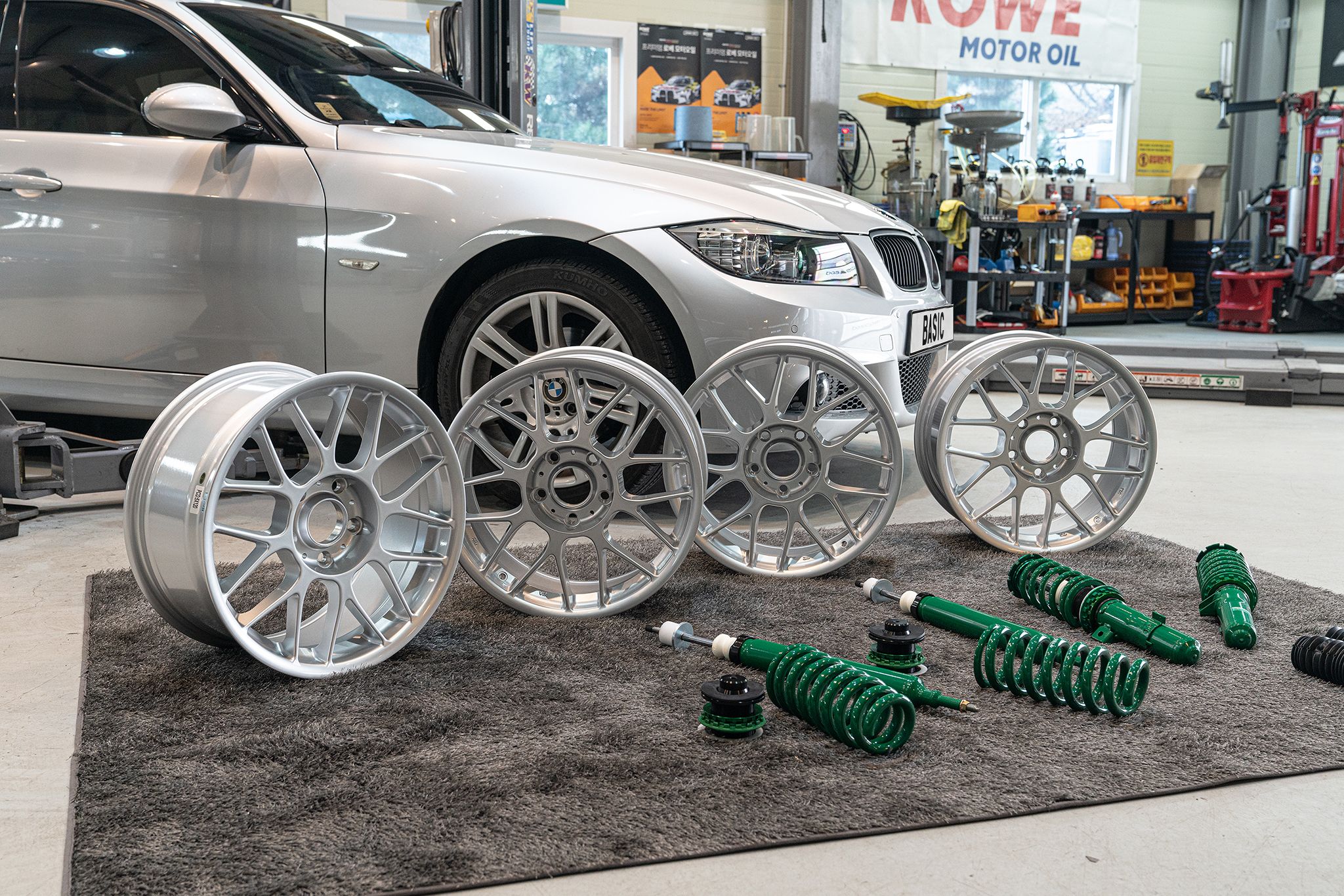 Silver BMW E90 Sedan 3 Series with 17" ARC-8 Apex wheels in Hyper Silver