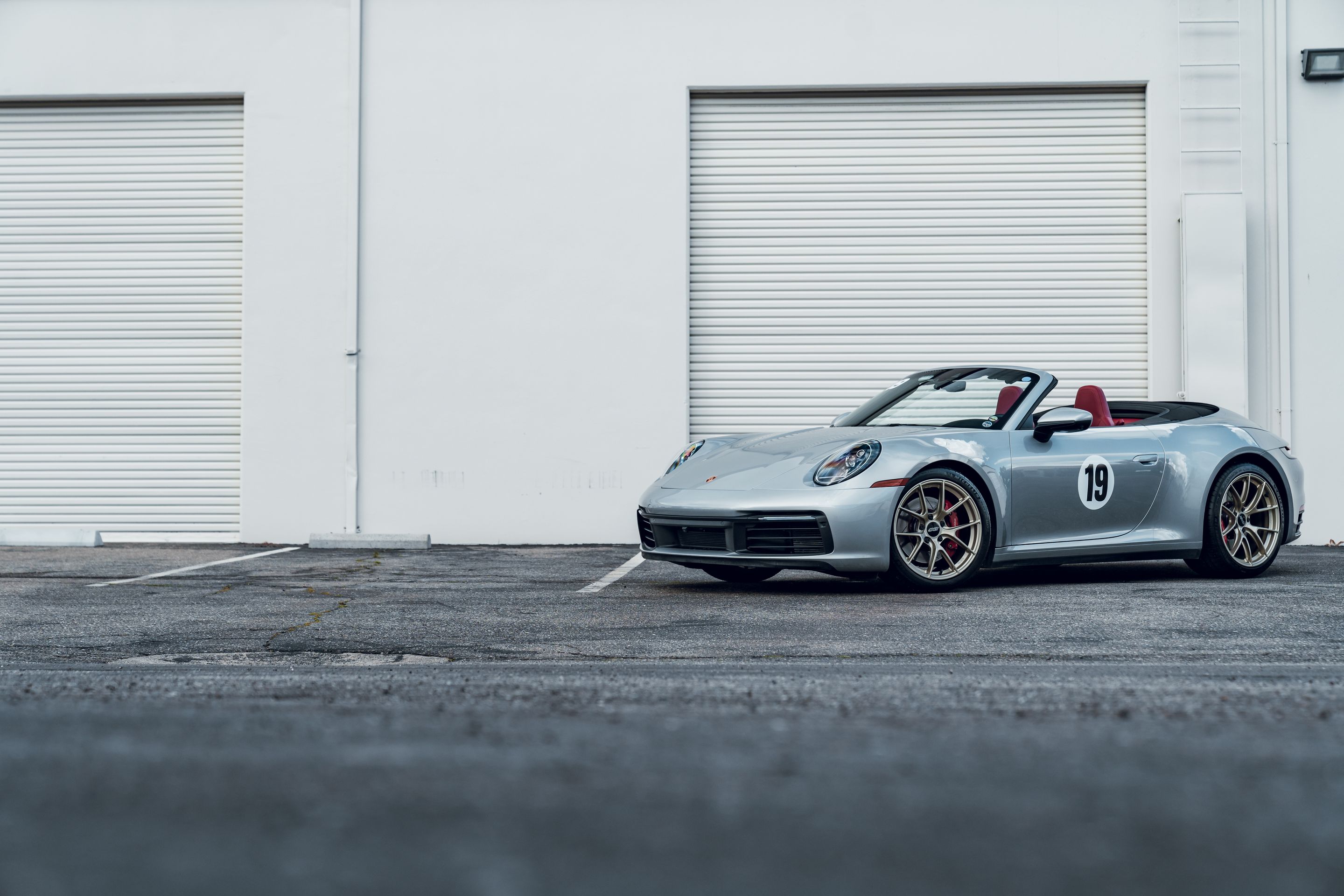 Silver Porsche 911 992.1 Carrera S with 19"/20" VS-5RS Apex wheels in Motorsport Gold