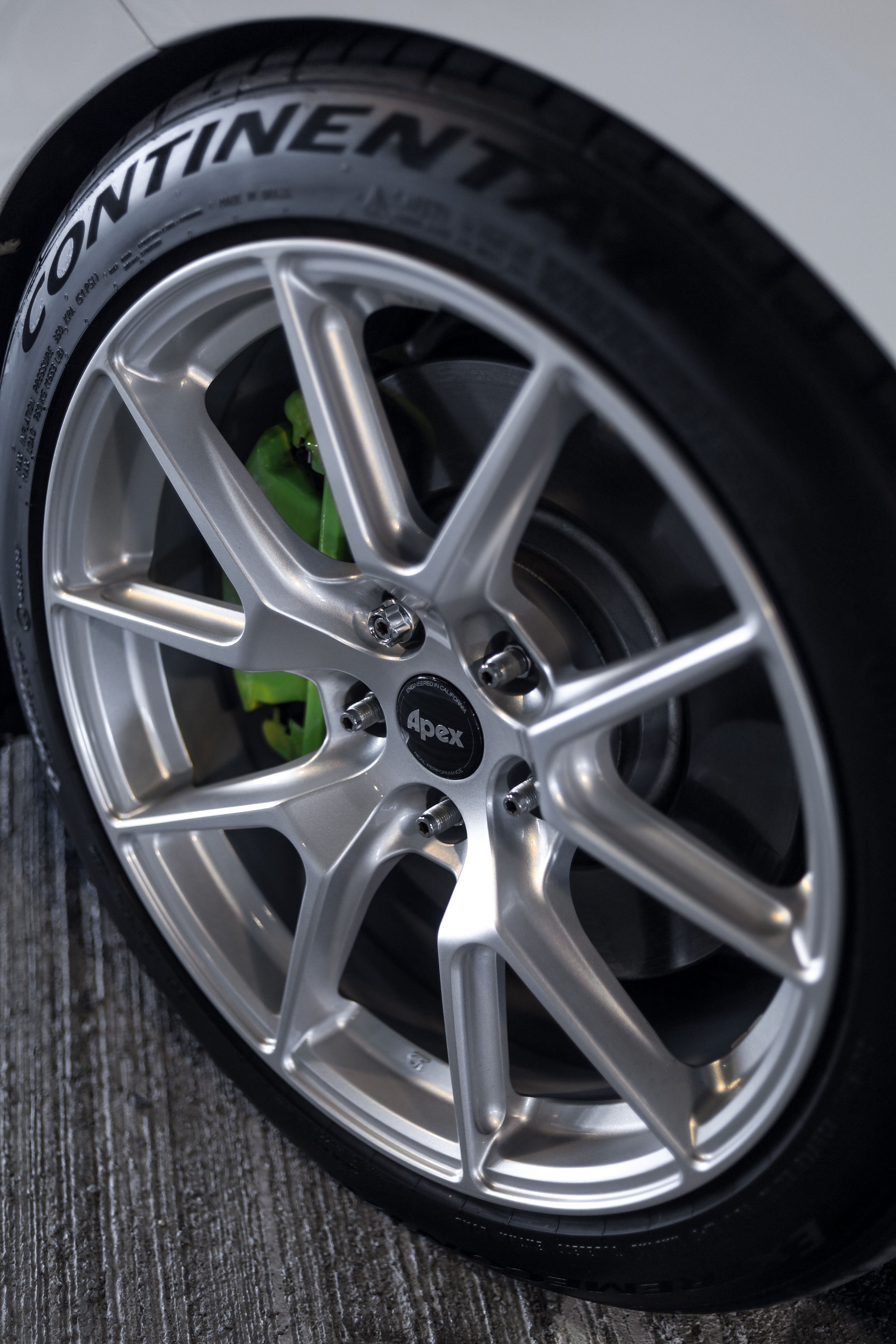 White VW MK7 GLI with 18" VS-5 Apex wheels in Race Silver