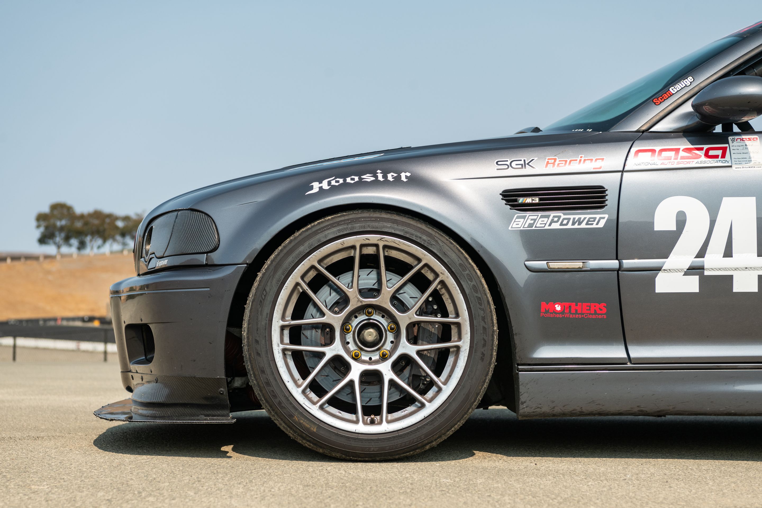 Race Livery BMW E46 M3 with 18" ARC-8 Apex wheels in Hyper Silver