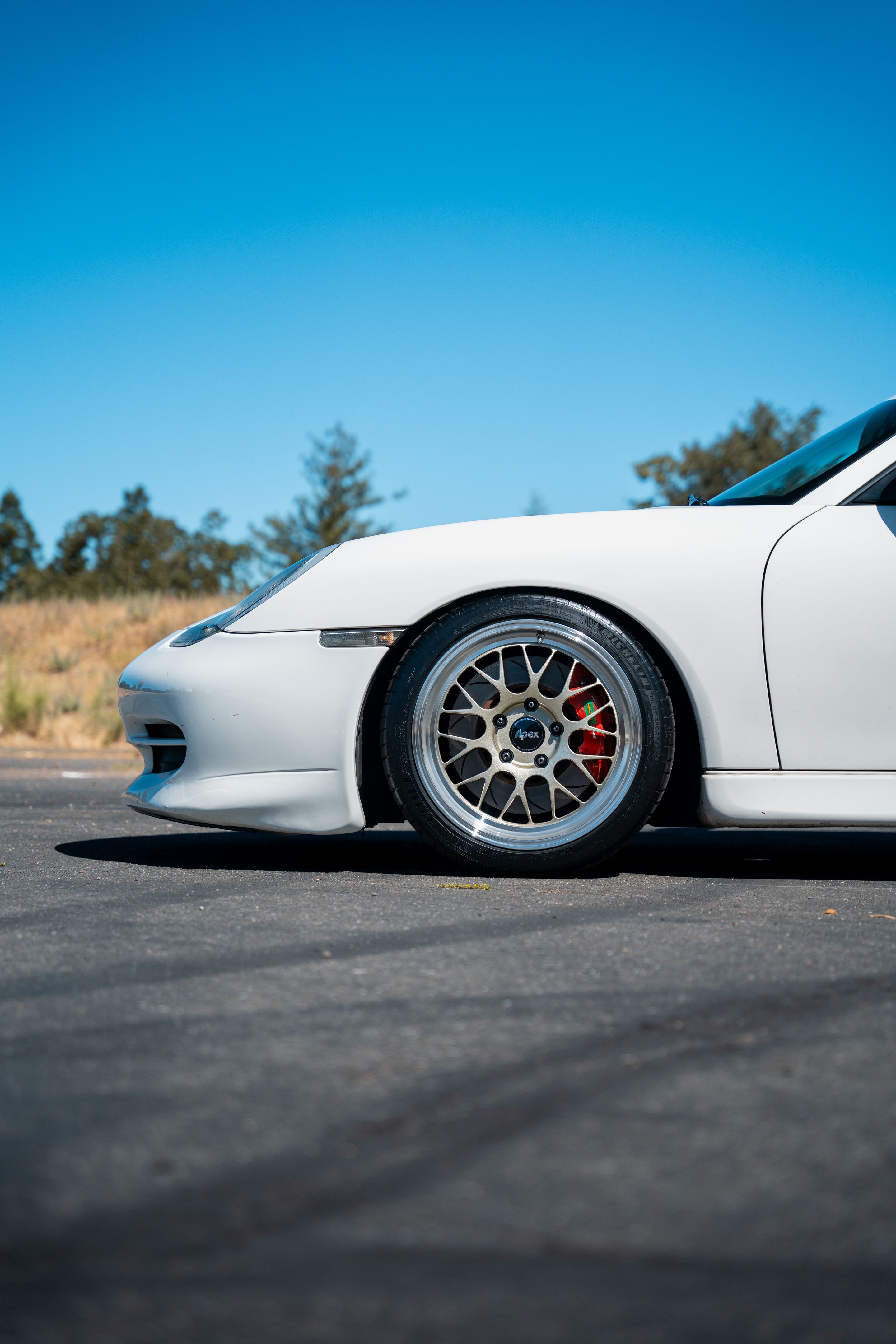 White Porsche 911 996 Carrera with 18" ML-10RT Apex wheels in Machined Lip Gloss Motorsport Gold