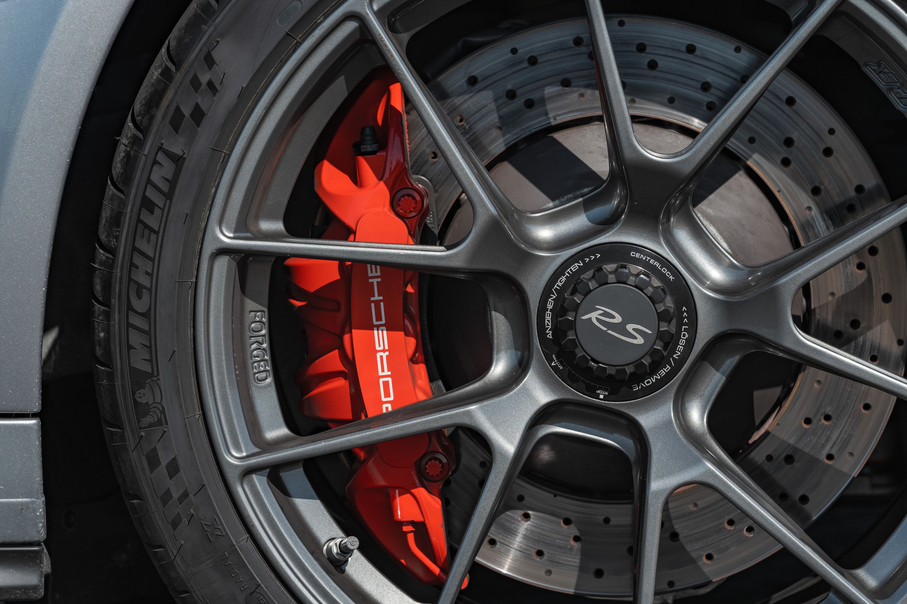 Silver Porsche 911 991.2 GT3 RS with 19" VS-5RS Apex wheels in Anthracite