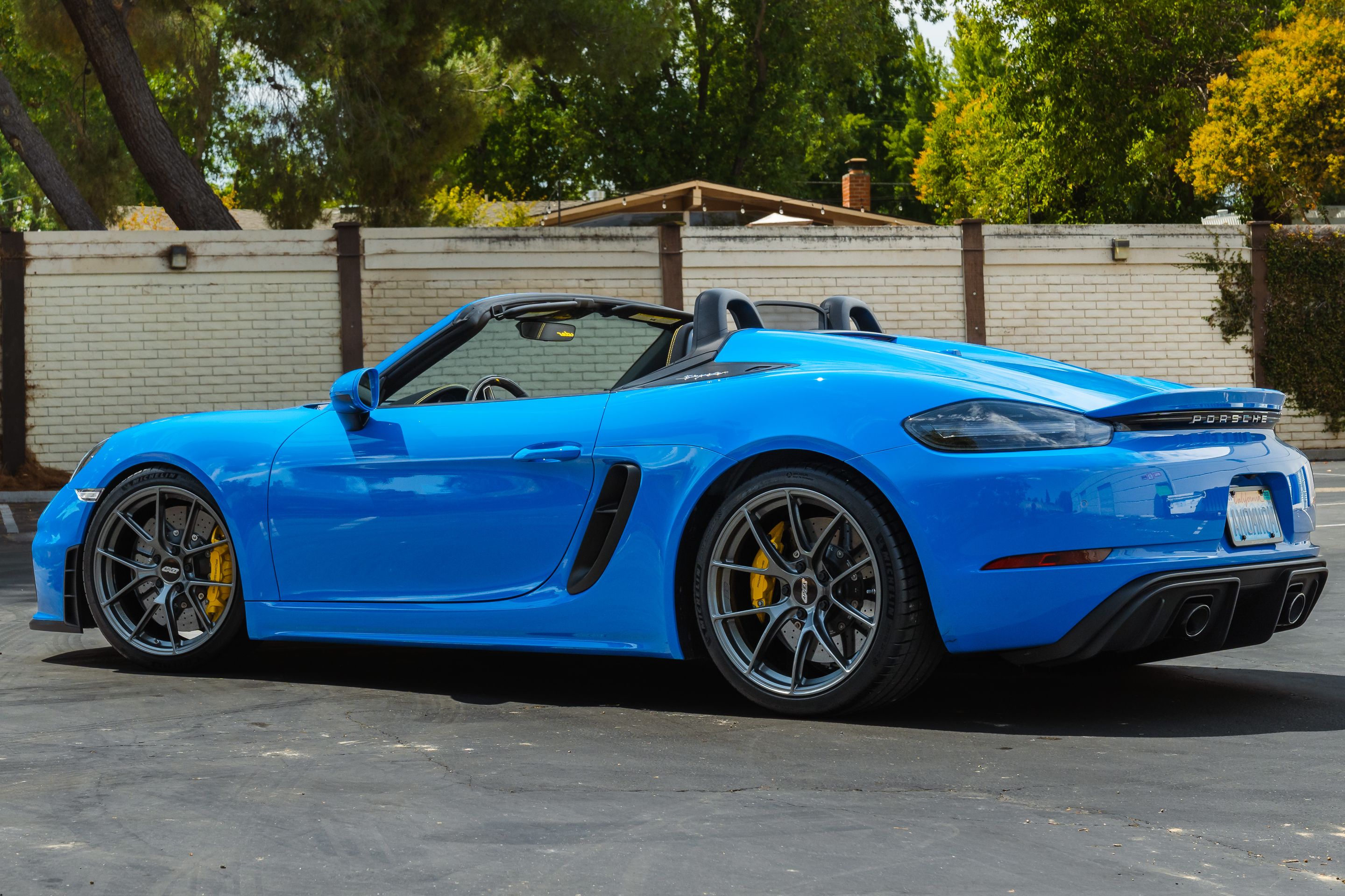 Blue Porsche 718 Spyder with 20" VS-5RS Apex wheels in Anthracite