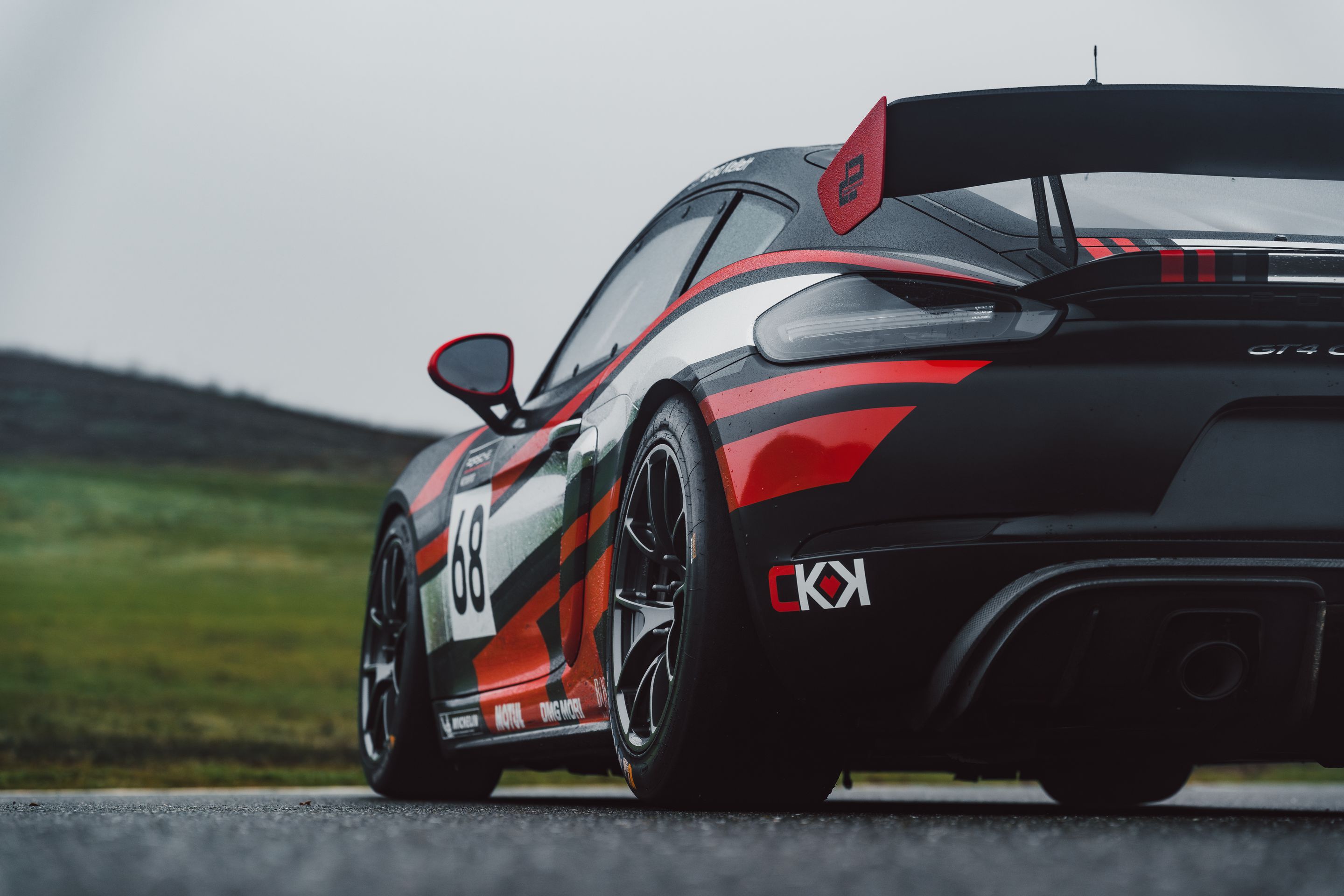 Black Porsche 718 Cayman GT4 Clubsport with 18" VS-5RE Apex wheels in Anthracite