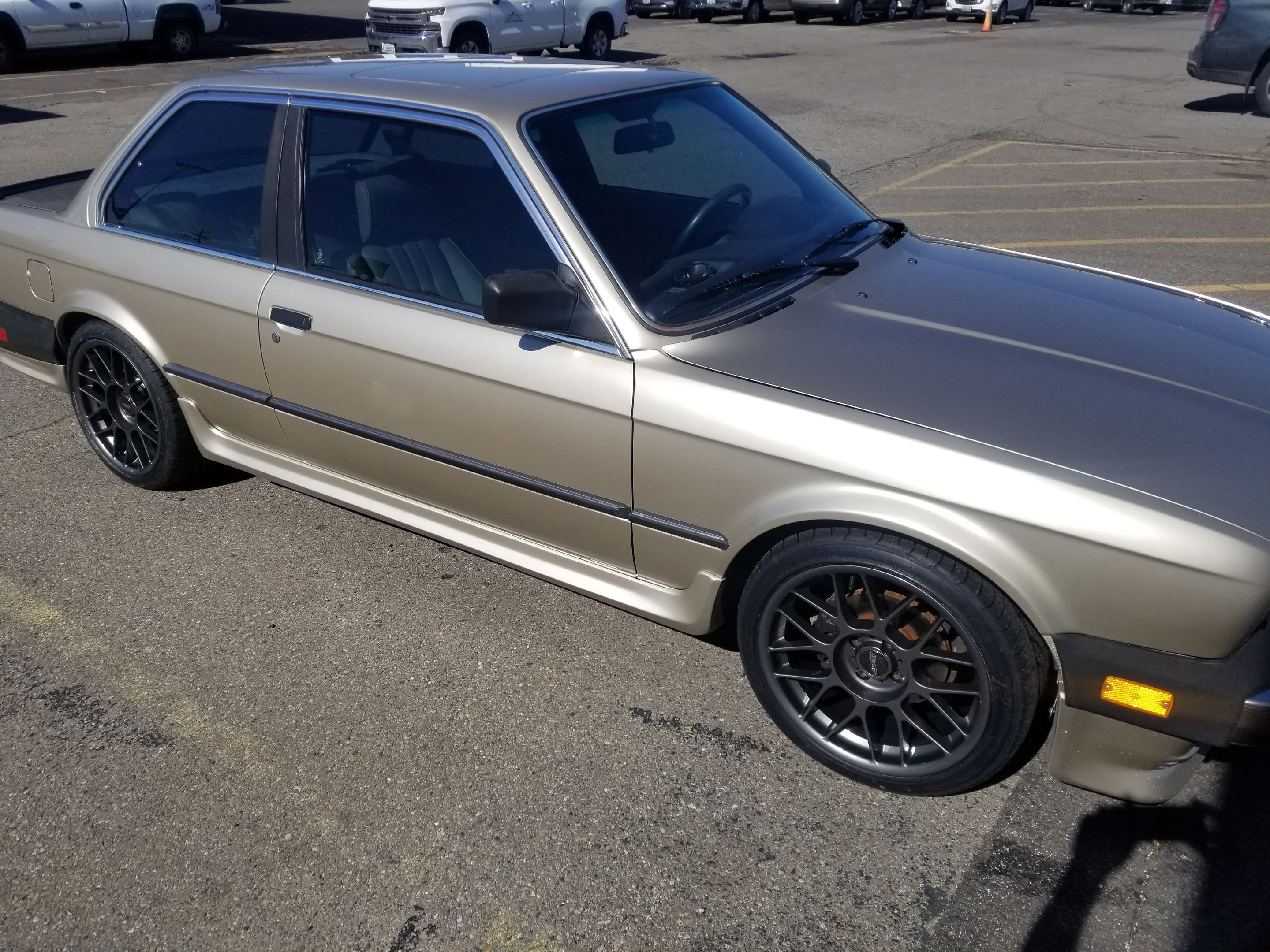 Yellow BMW E30 3 Series with 17" ARC-8 Apex wheels in Anthracite