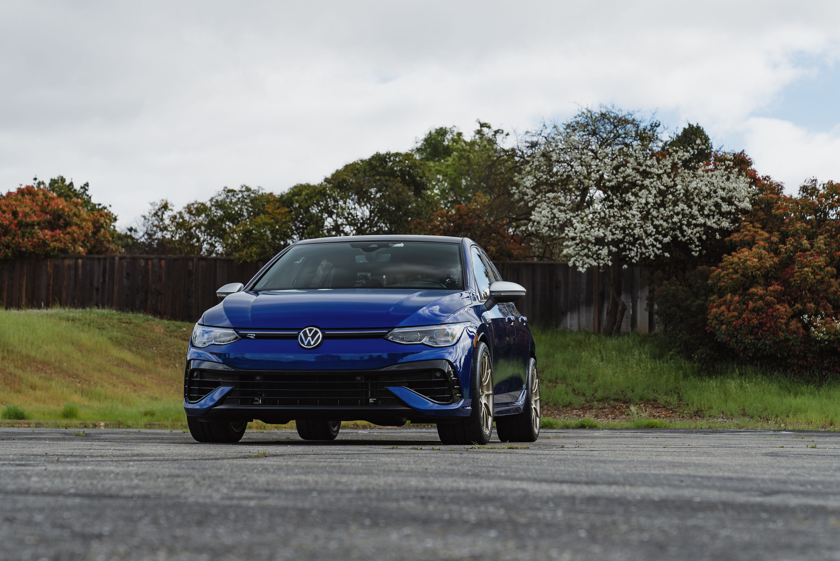 Blue VW MK8 Golf R with 18" SM-10RS Apex wheels in Motorsport Gold