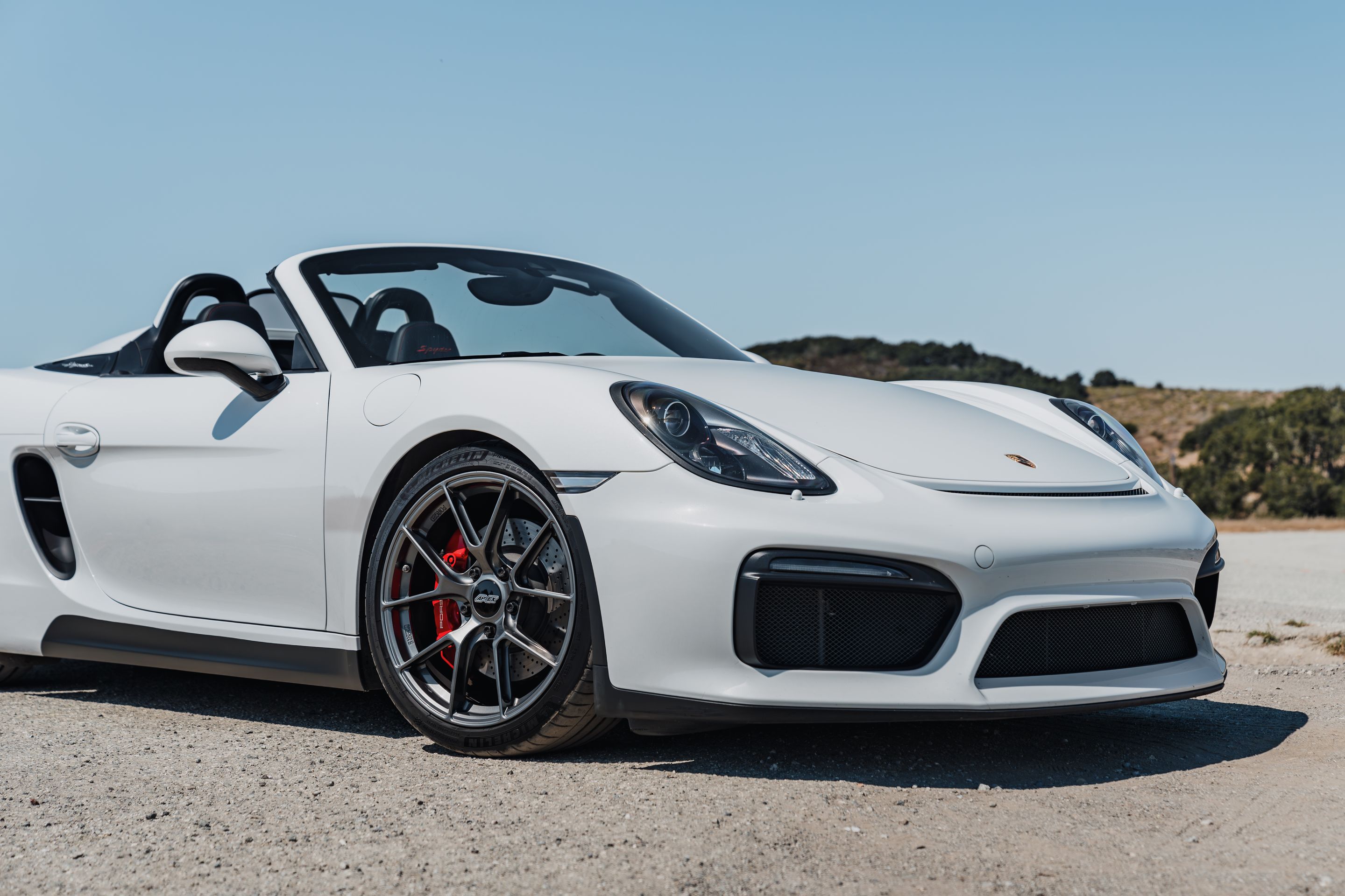 White Porsche 981 Spyder with 19" VS-5RS Apex wheels in Anthracite