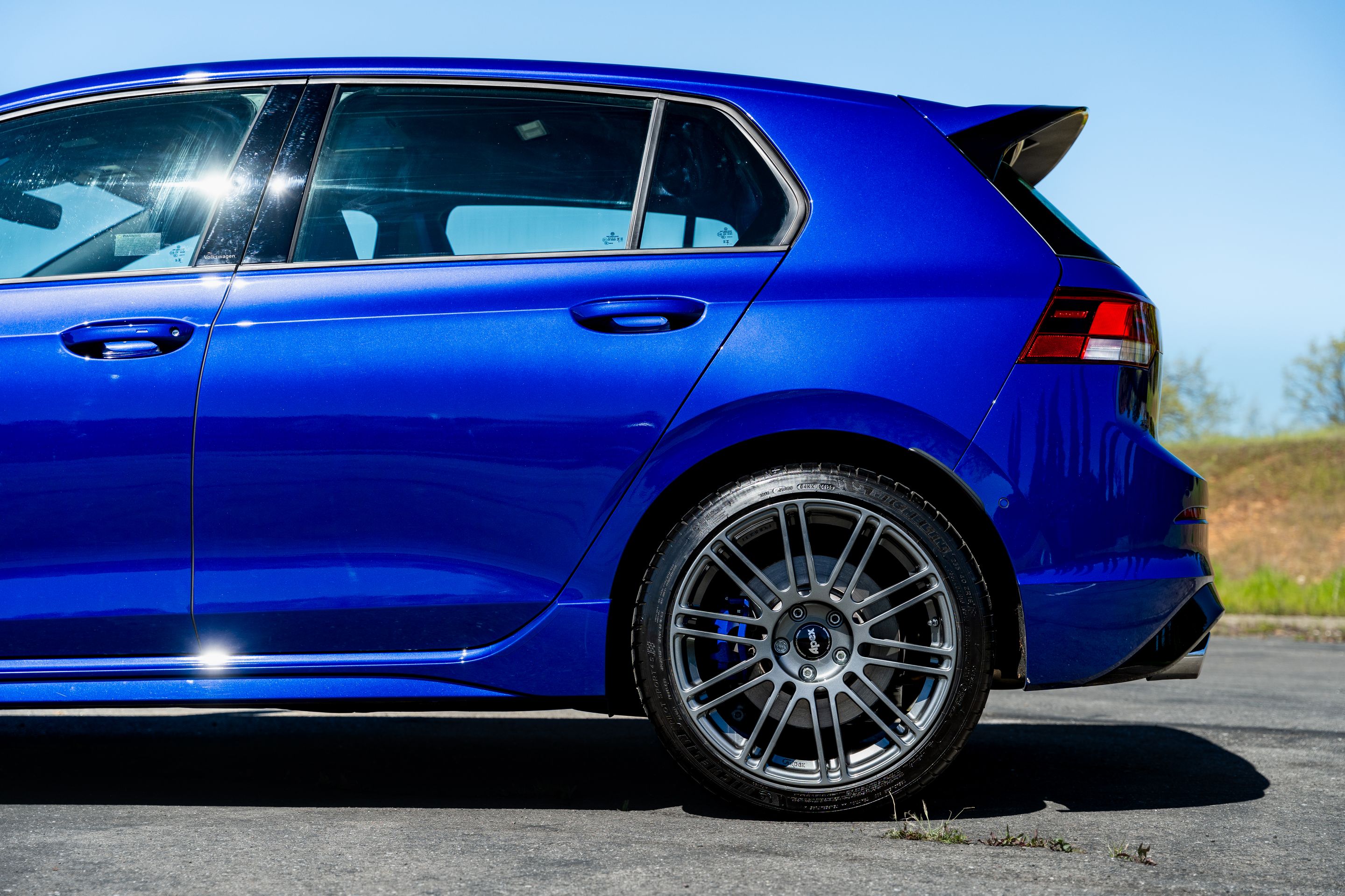 Blue VW MK8 Golf R with 18" TC-10RT Apex wheels in Anthracite