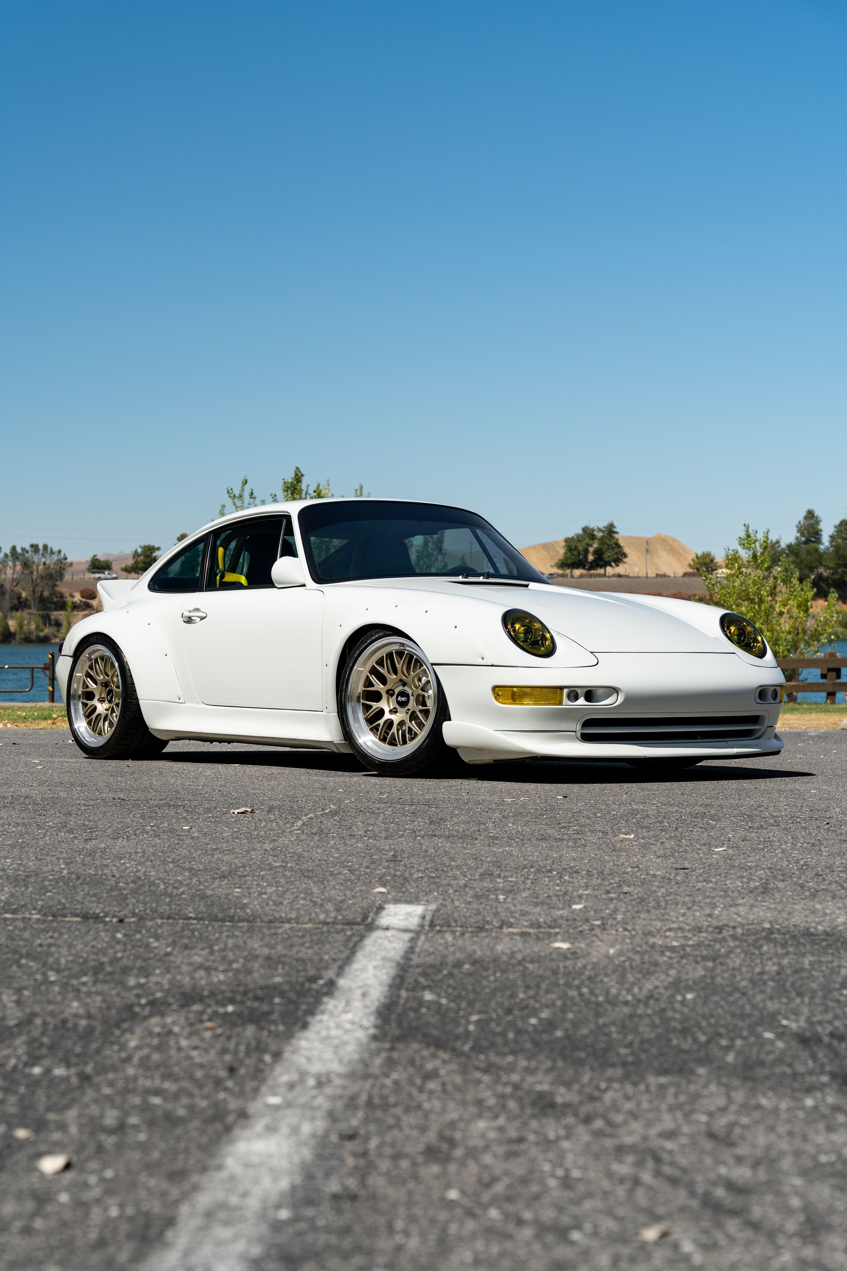White Porsche 911 993 Carrera with 18" ML-10RT Apex wheels in Machined Lip Gloss Motorsport Gold