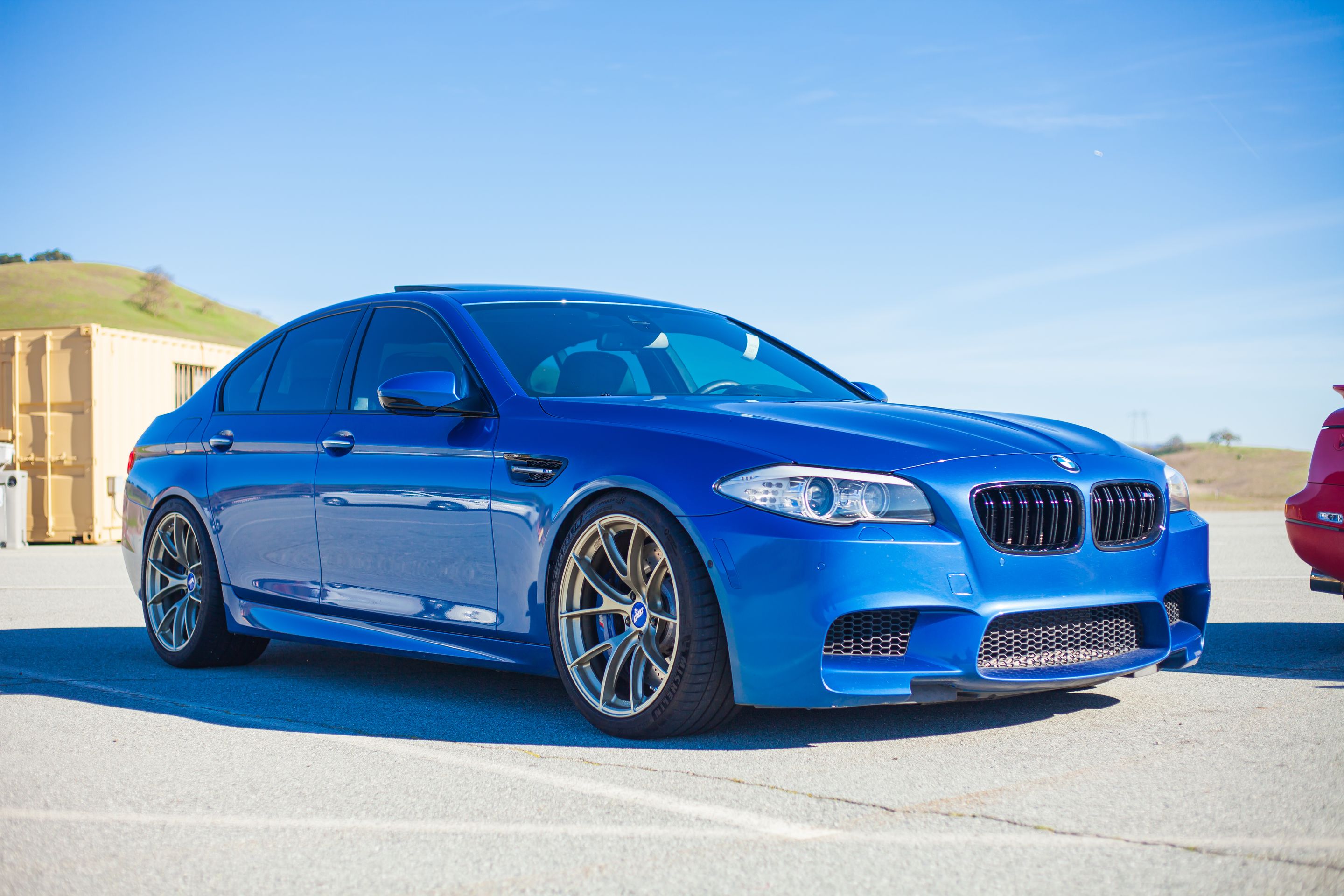 Blue BMW F10 M5 with 20" VS-5RS Apex wheels in Motorsport Gold