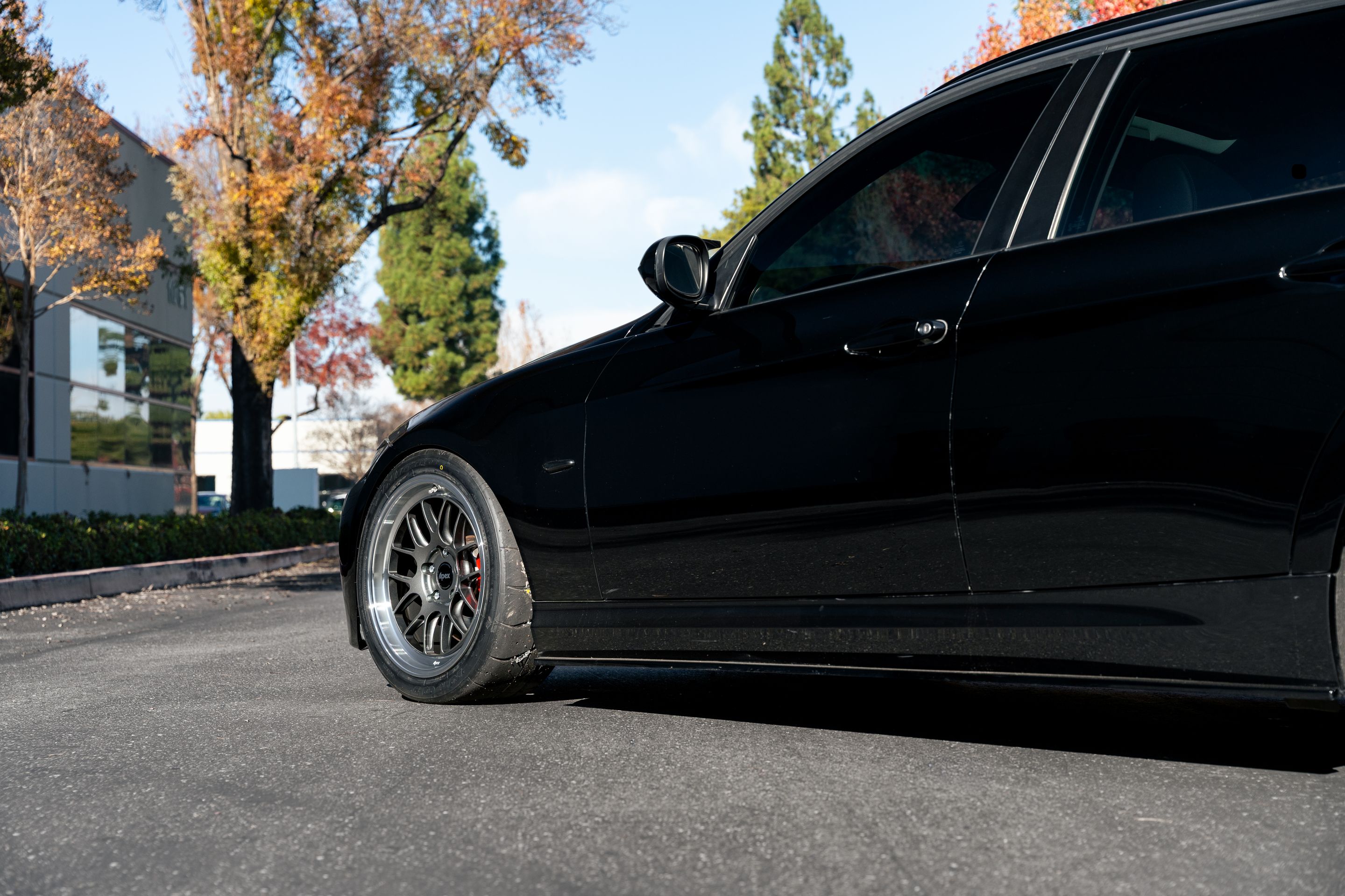 Black BMW E91 LCI Wagon 3 Series with 18" ML-7RT Apex wheels in Machined Lip Anthracite