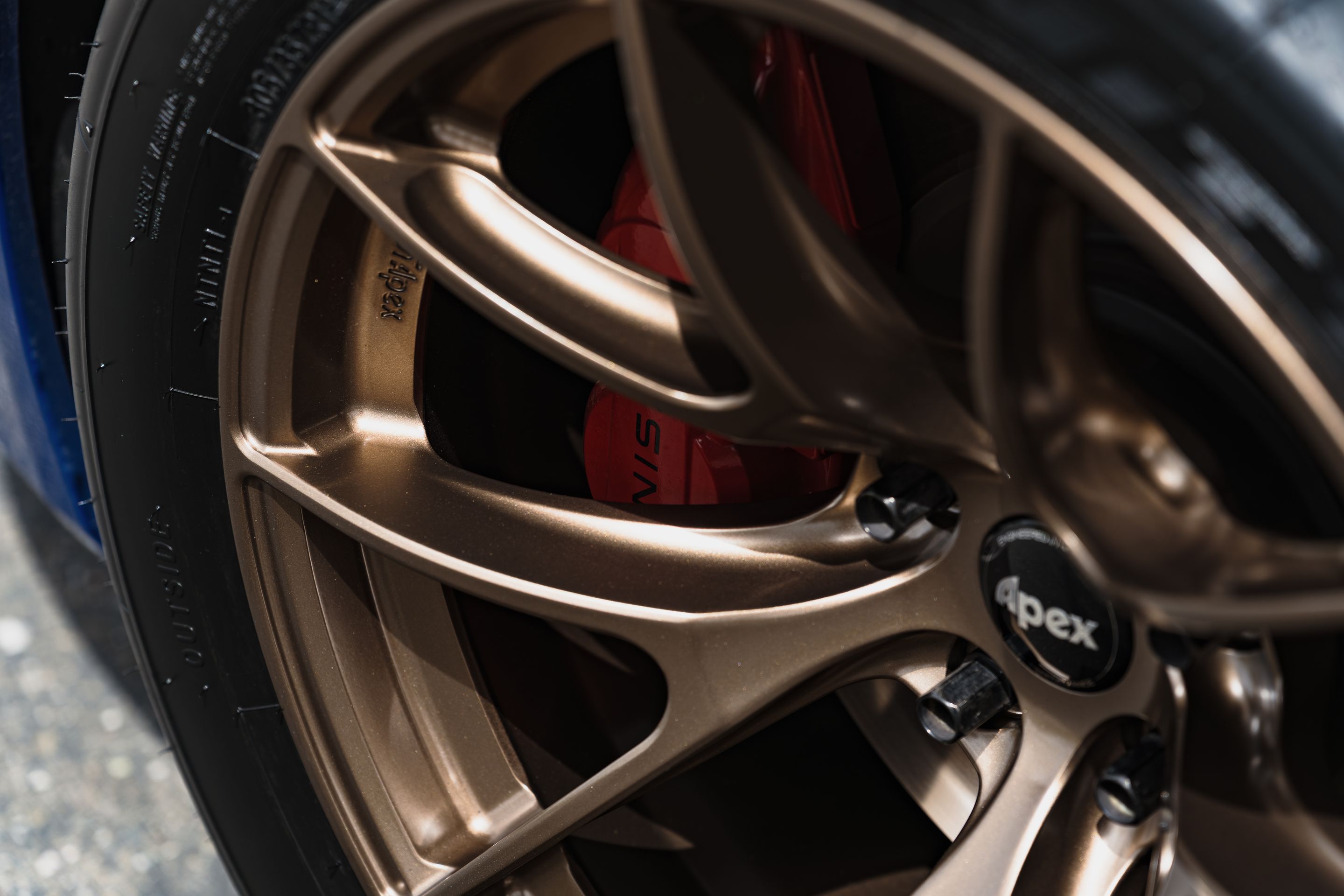 Blue Nissan Z with 18" VS-5RS Apex wheels in Satin Bronze