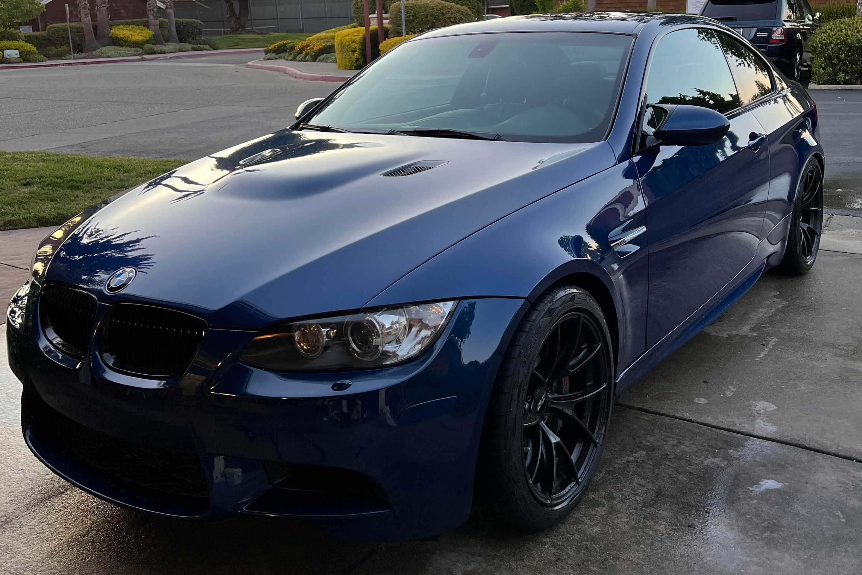 Blue BMW E92 Coupe M3 with 18" VS-5RS Apex wheels in Satin Black