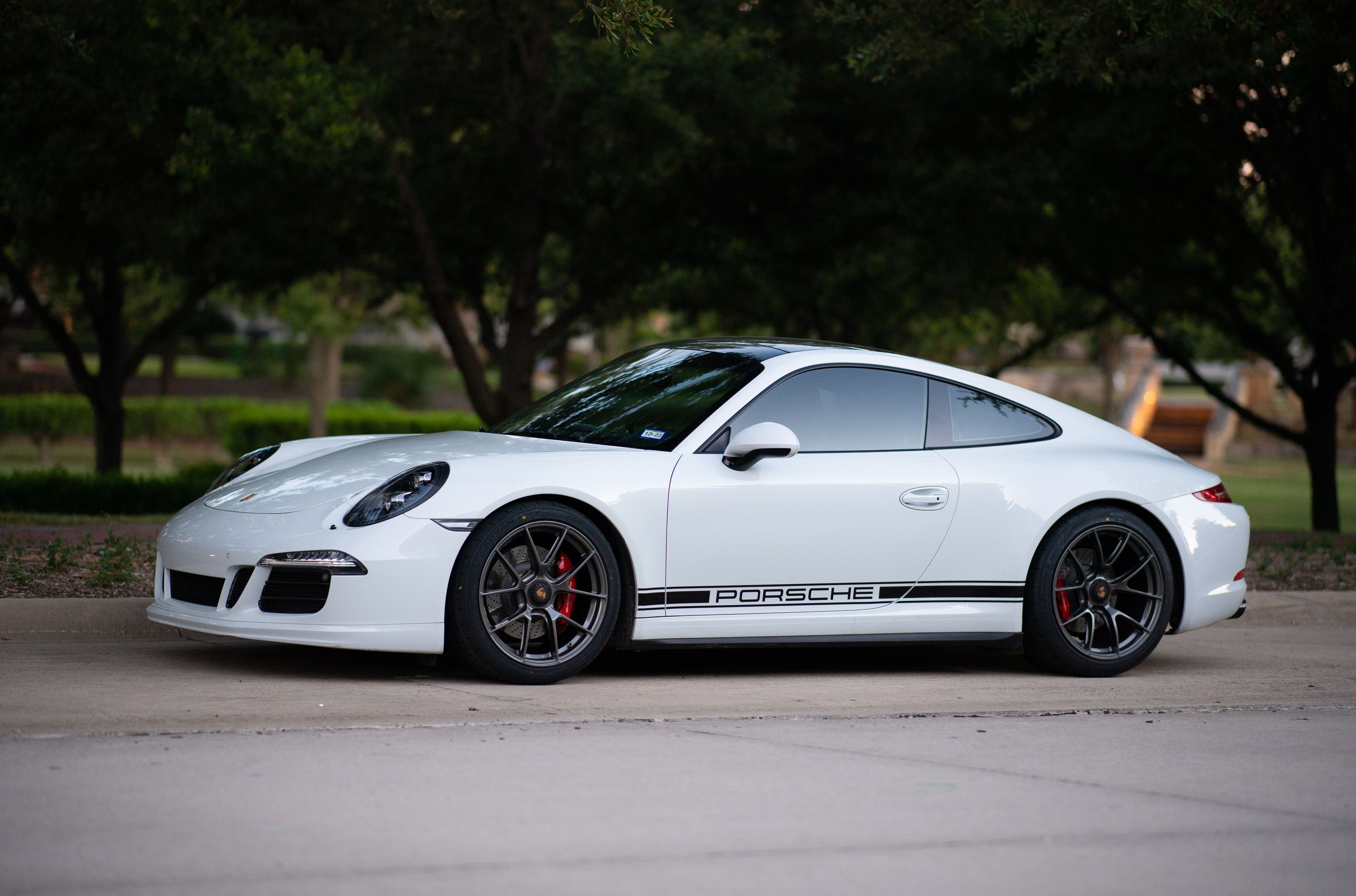 White Porsche 911 991.1 Carrera GTS with 19" VS-5RS Apex wheels in Anthracite