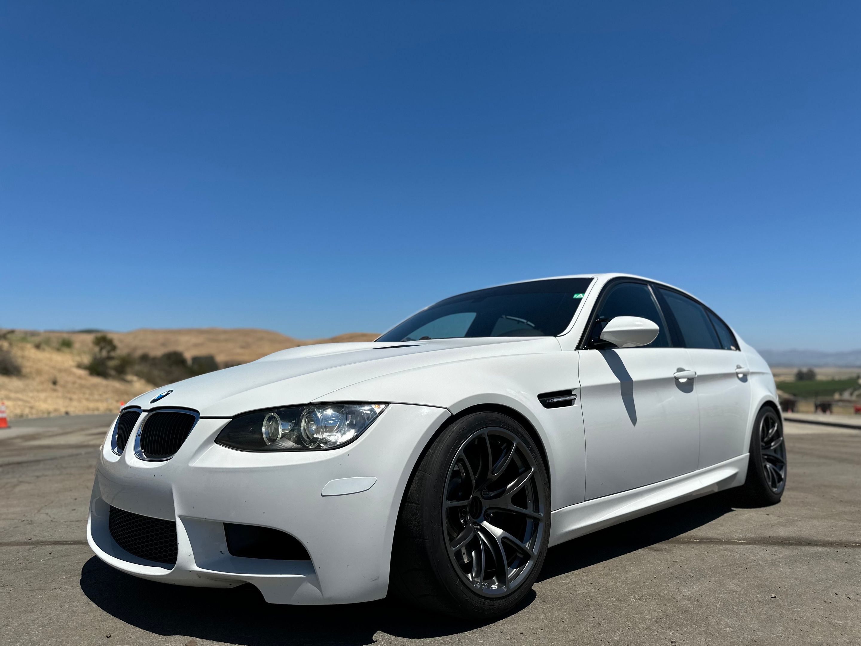 White BMW E90 Sedan M3 with 18" VS-5RE Apex wheels in Anthracite